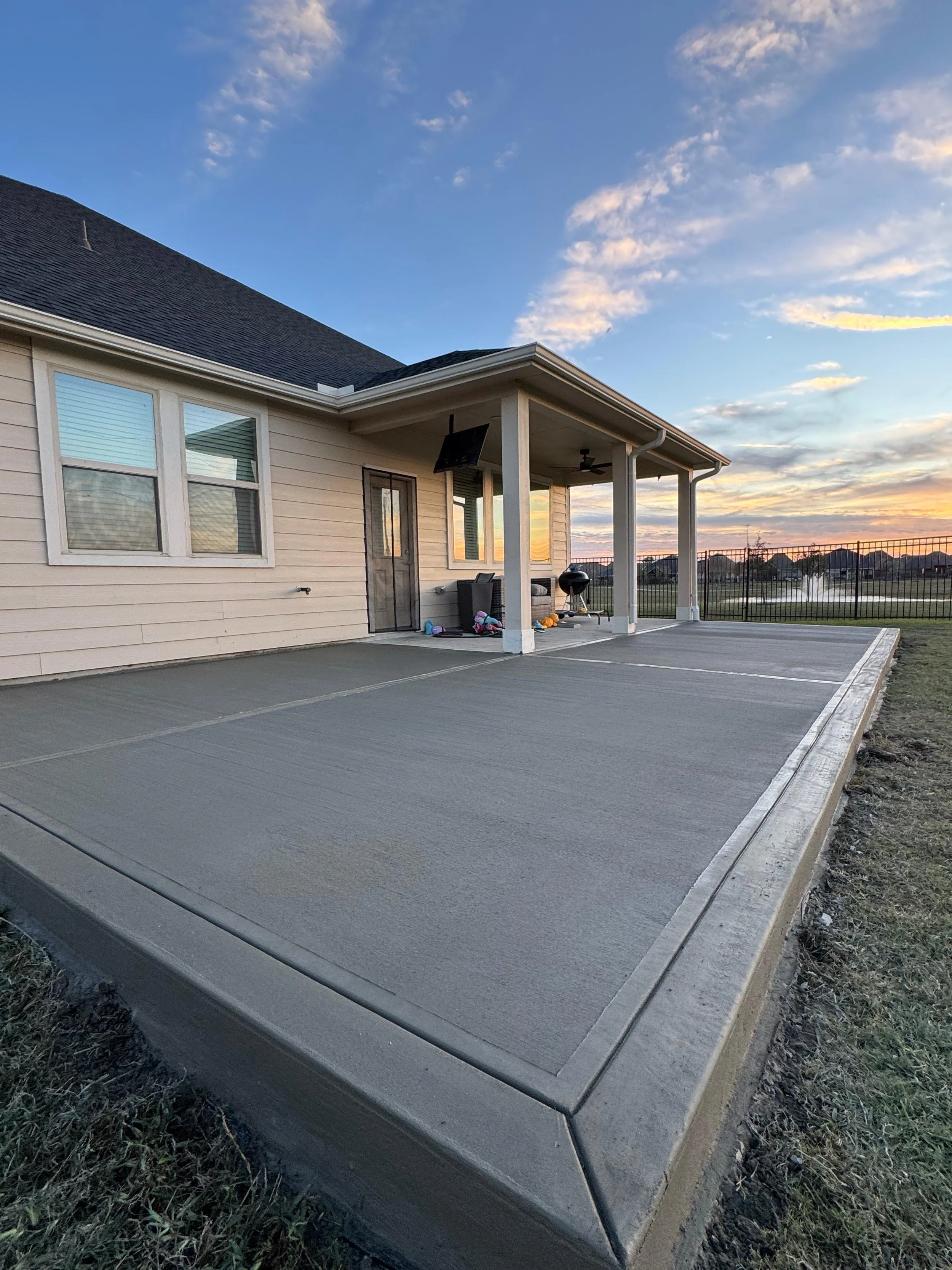 Un carpintero de Oranssi utiliza la sierra de mesa