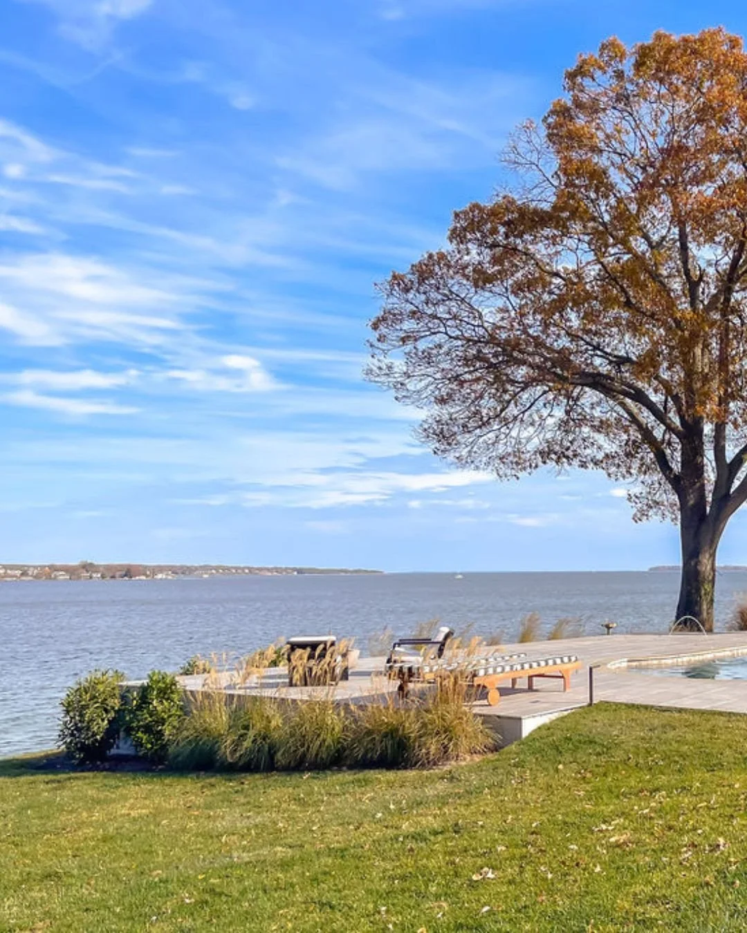 My favorite time at Bella Vista House is the early morning.  Sipping coffee and watching the light flutter across the water... there's really no better way to start a day.