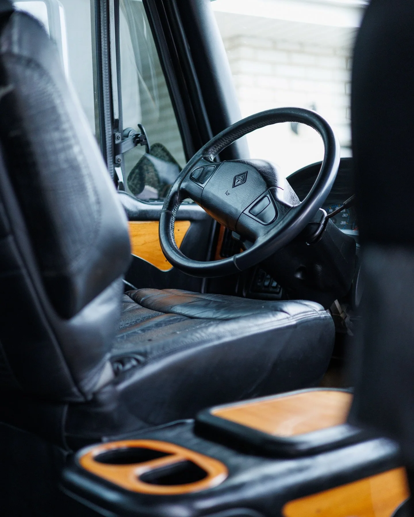 Interior detail views 🤩 i am obsessed with this combo and it was an a joy to bring it back to life 🧼 Farm truck DIALED in 🥊

#mobiledetailing #brantford #cleantrucks #trucksofinstagram #internationaltrucks