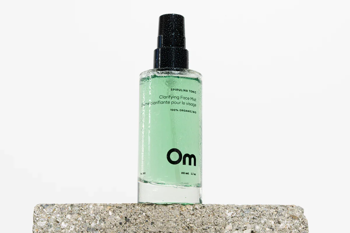 om-spirulina-tonic-clarifying-face-mist-brees-brow-lounge.webp