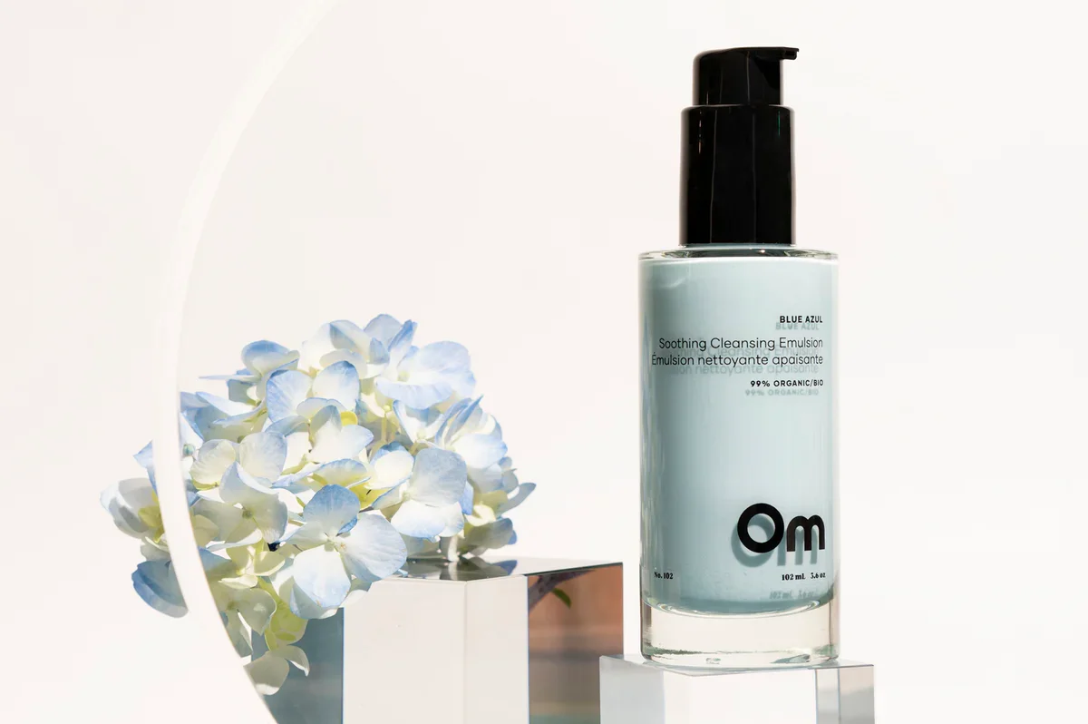 om-bue-azul-soothing-cleansing-emulsion-brees-brow-lounge-4.webp