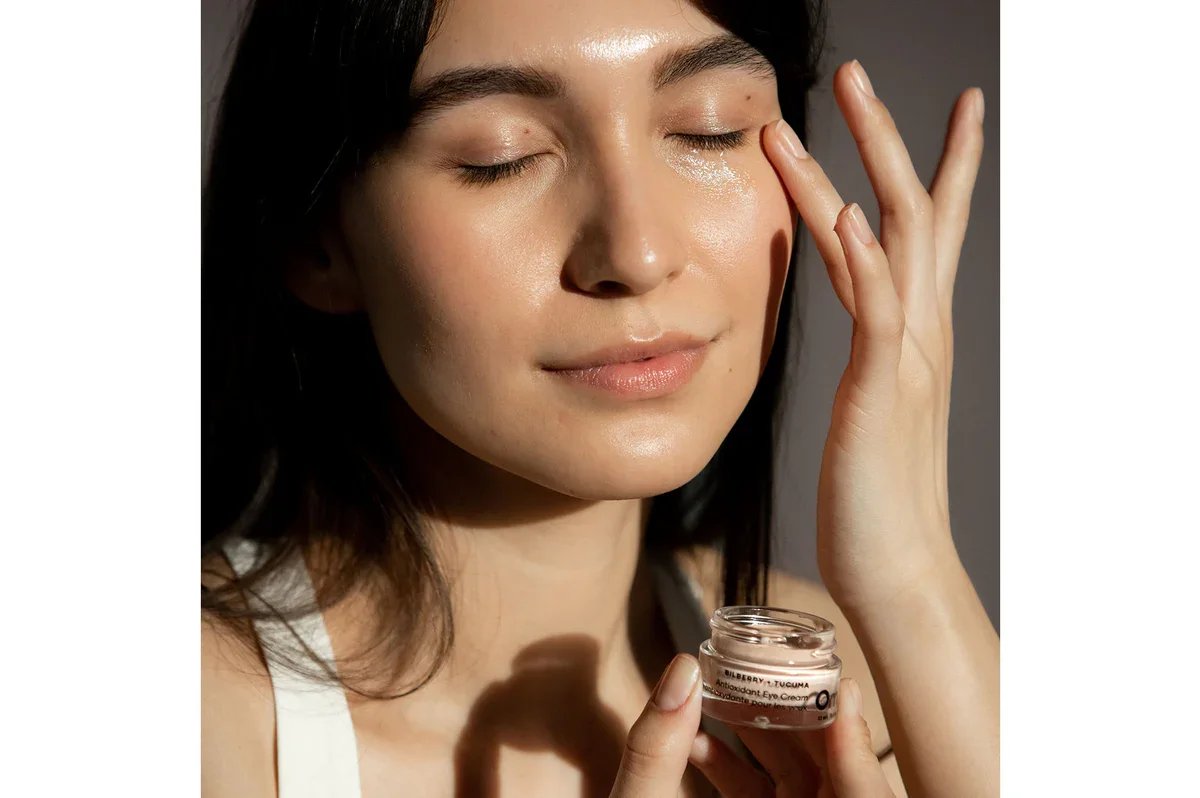 om-bilberry-tucuma-antioxidant-eye-cream-brees-brow-lounge-chilliwack-3.webp