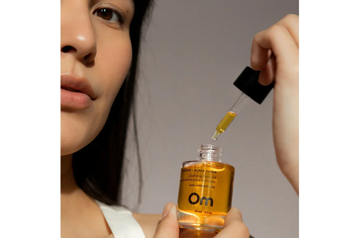 om-rosehip-black-cumin-clarifying-face-oil-brees-brow-lounge-chilliwack-3.webp