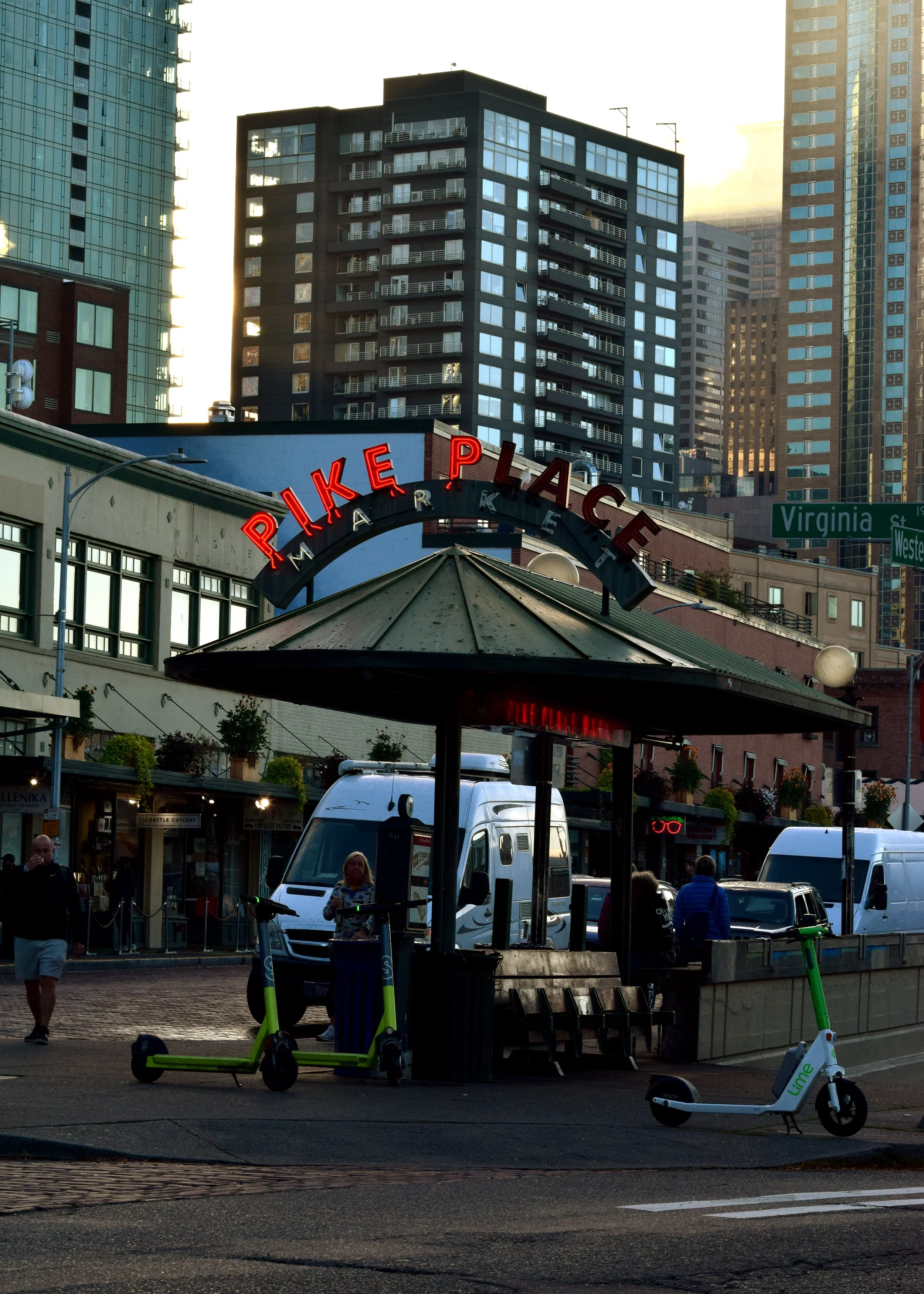 Pikes Market 102023.jpg