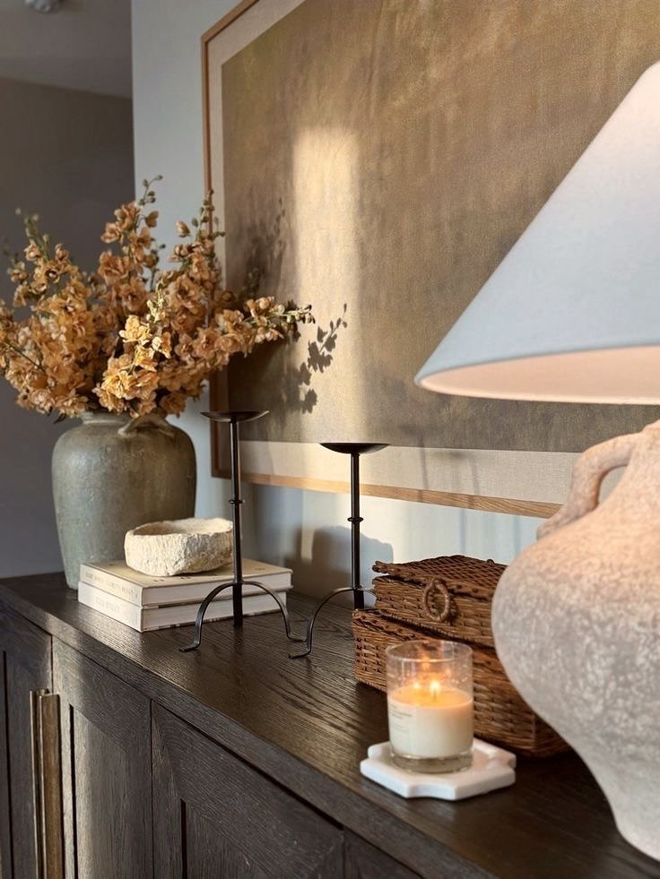 Over here, decorating for Fall doesn&rsquo;t mean clutter or cheesy d&eacute;cor! 🍂 Here are 5 simple ways to bring cozy, seasonal vibes into your home: 

1. Swap your greenery for dried florals 
2. Add throw pillows in warm fall tones 
3. Style nat