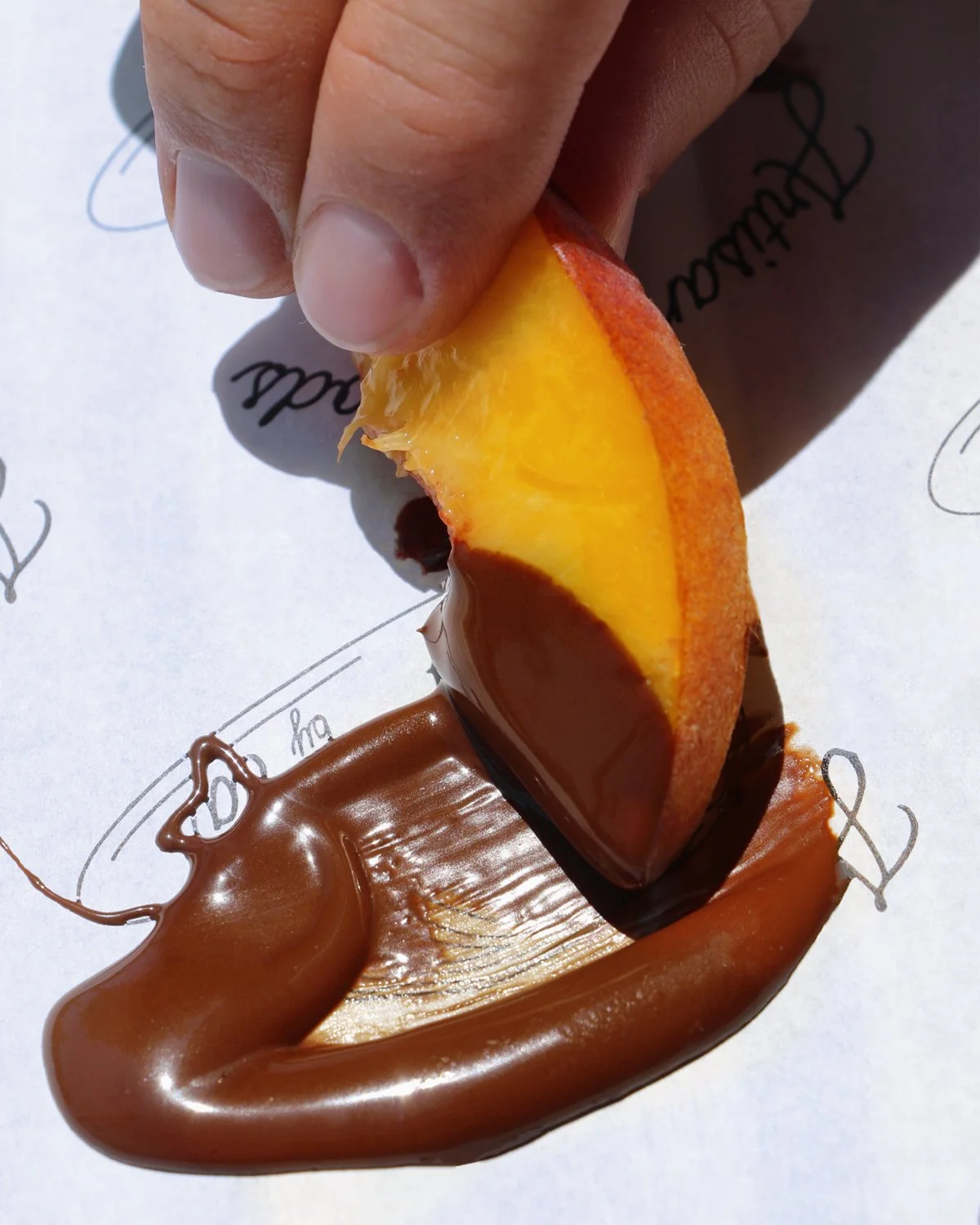 Warm days, ripe fruit, and melted chocolate 🍑🍫 It's the time of year to enjoy dipping, sharing, savoring. Our handcrafted chocolate is the Our handcrafted chocolate is the perfect partner for every fruit.

#chocolate #chocolatecoveredstrawberries #