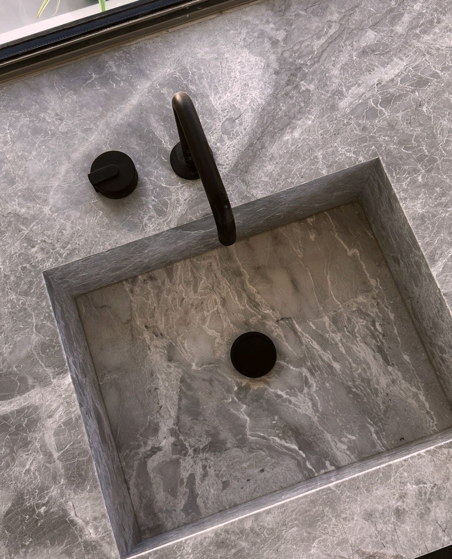 Integrated stone sinks bring a sense of quiet luxury to primary bathrooms. Seamless, sculptural, and functional, this detail elevates the everyday.⁠
.⁠
.⁠
Thinking of upgrading your space? Let&rsquo;s design something timeless.⁠
.⁠
.⁠
.⁠
.⁠
.⁠
#Integ