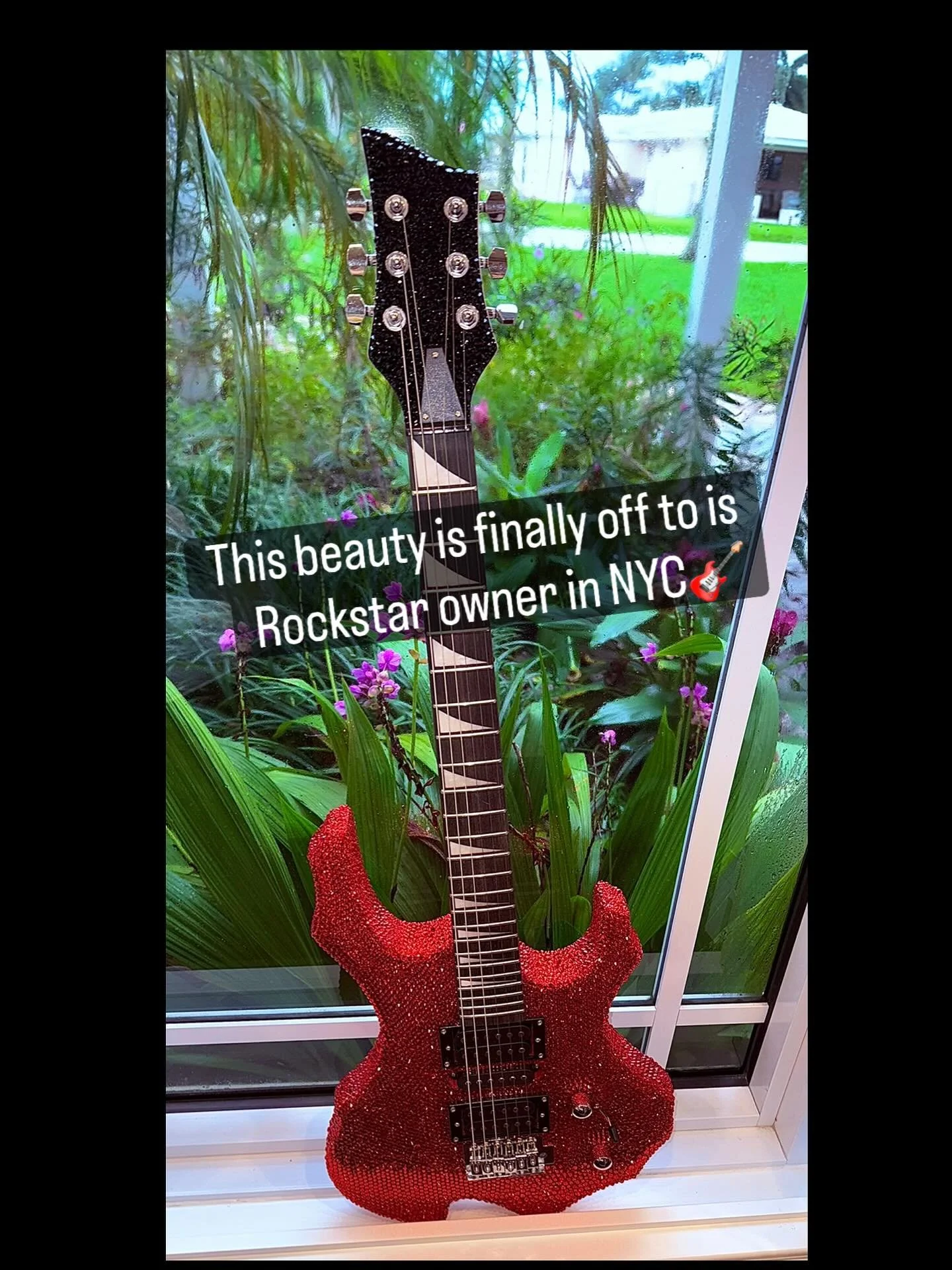 Rock & Roll Piece 🎸🎸🎸 DM me for any color combo this is a fully functional working electrical guitar! Rock On! 🤘 🎸🎸 #rock #rockandroll #kiss #unique #uniqueart #uniqueartwork #music #musicart #rhinestone #bling #blingart #rhinestoneart #ar