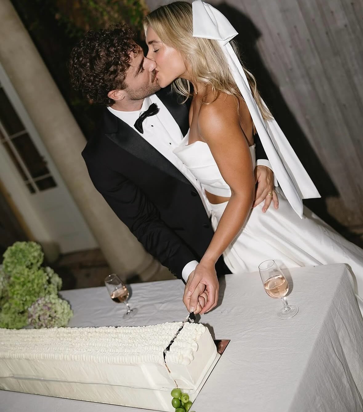 Loving the long cake wedding trend

1. @butter.au 
2. @solodka.tema 
3. @suehurstcakedesign 
4. @butter.au 
5. @birchhousebakery 
6. @aquarelacakes