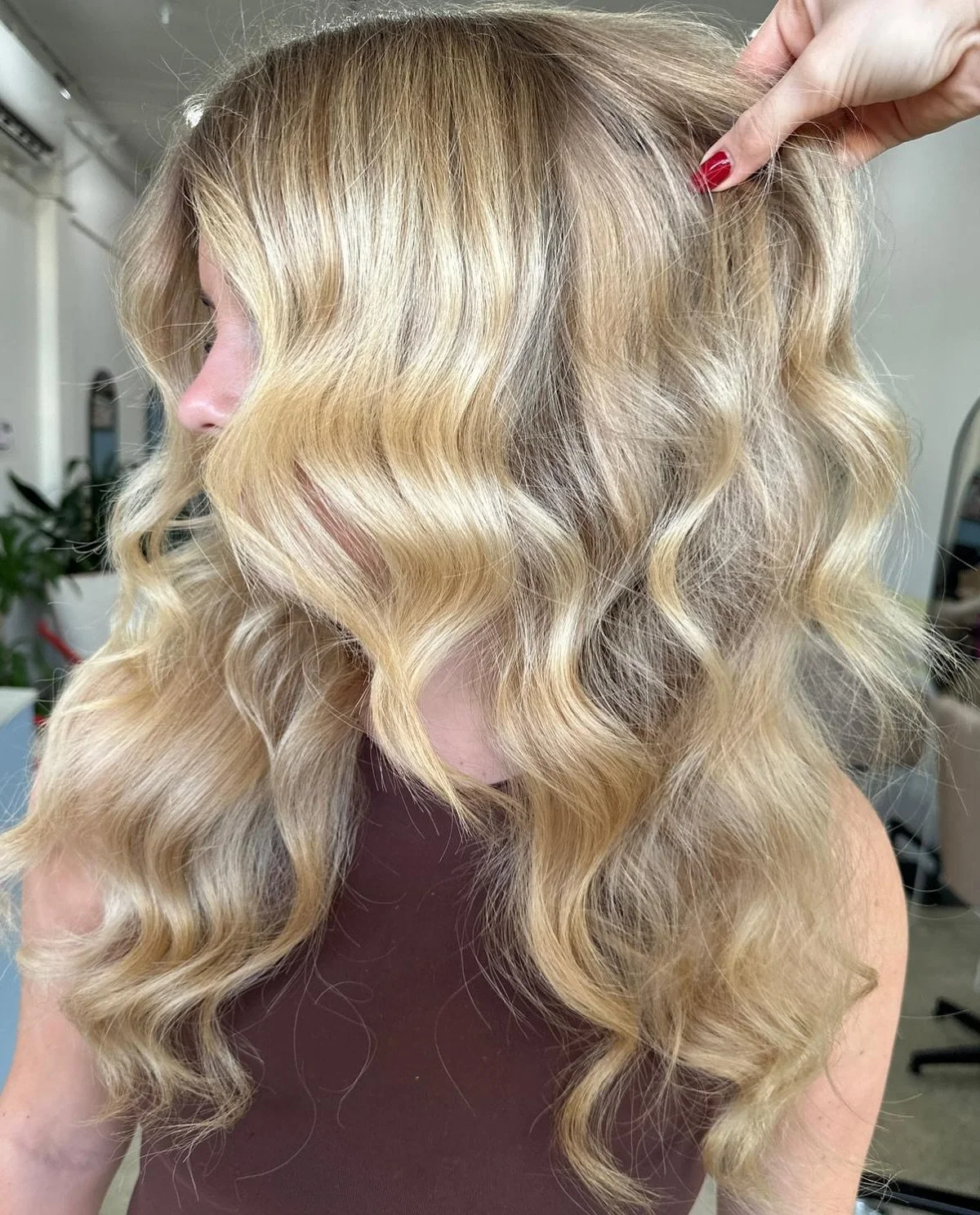 When extensions look this natural 👉 no one needs to know (unless you tell them 😉)
Your hair, but longer, fuller, dreamier.

Save this for your next glow-up ✨

#BhavaSalon #BrisbaneHair #BrisbaneExtensions #HairGoals #TeneriffeSalon