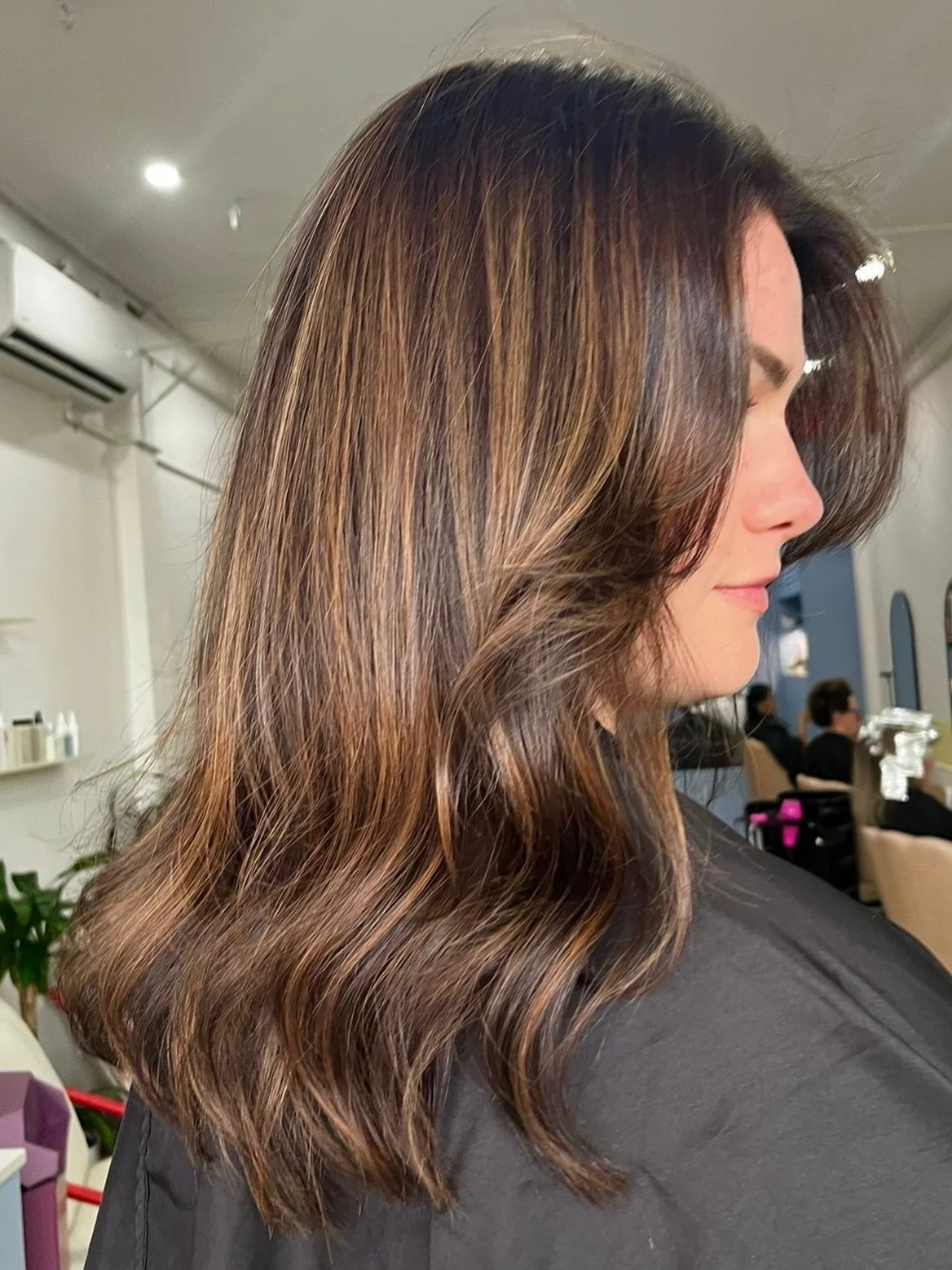 The brief: a Refresh 🫧

The result: Dimension , Shine , and that effortless New hair, who dis? energy 💁&zwj;♀️😍

How gorgeous is this colour! @georgia_bhavasalon working her magic here ✨

#BhavaSalon #BrisbaneSalon #BrunetteTransformation #Brunett