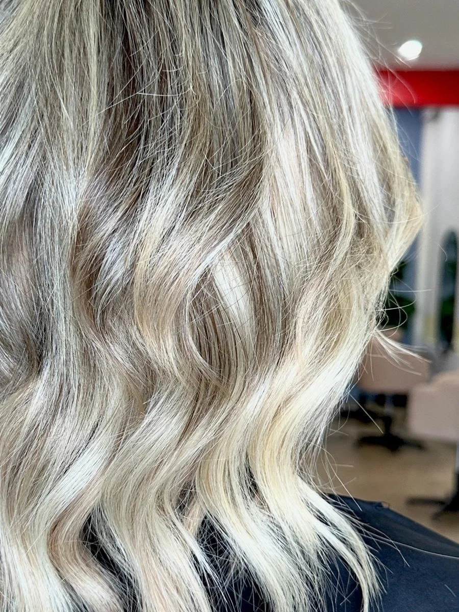 Proof you don&rsquo;t need a lot to make a difference! 😉

75g mini weft for seamless volume and movement. ✨

#bh&atilde;vasalon #brisbanesalon #miniweft #hairextensionsaustralia #brisbanehair