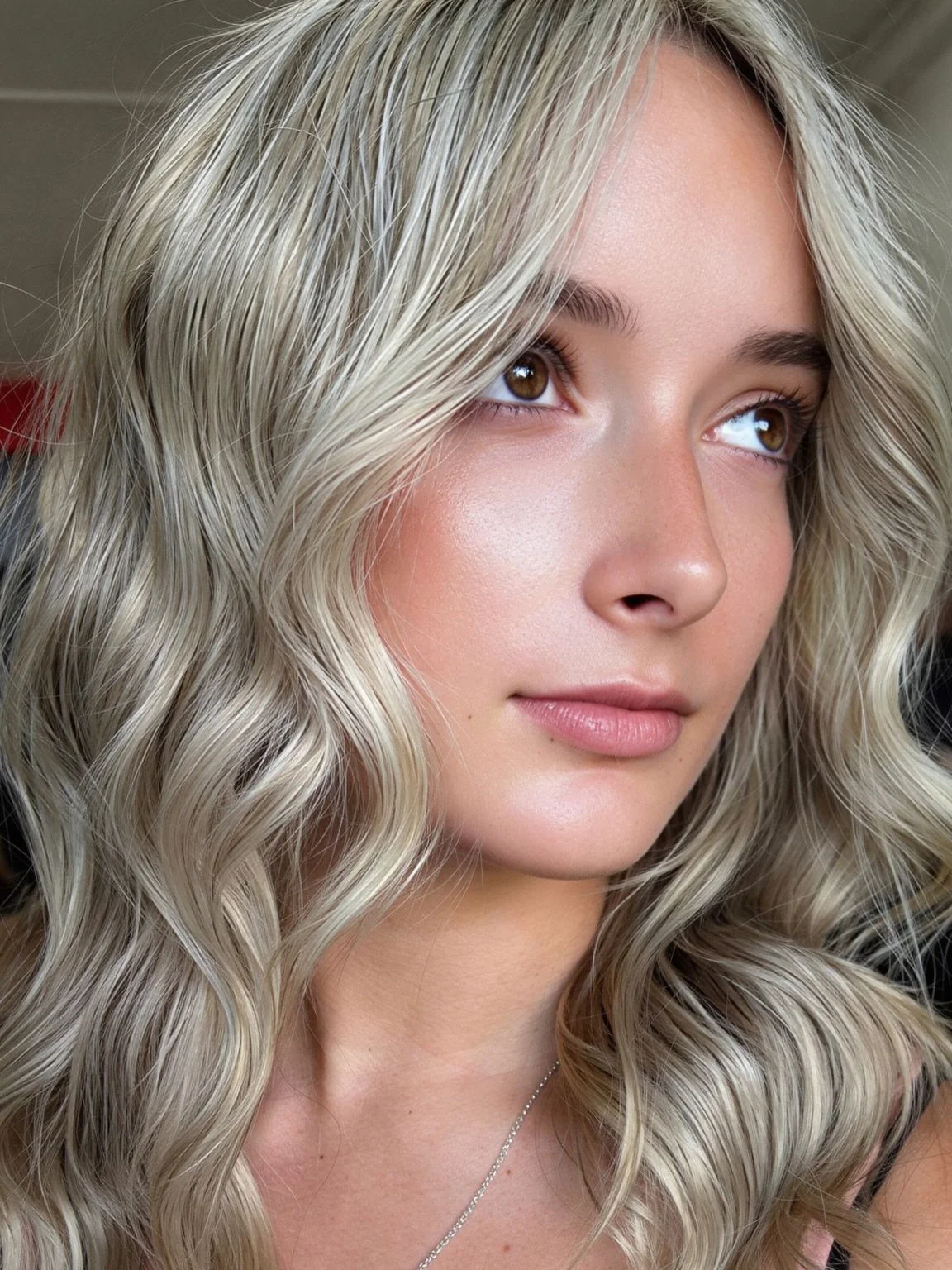 This blonde said &ldquo;refresh,&rdquo; not &ldquo;replace.&rdquo; ✨

Half head foils scattered through a full head for that soft, seamless lift.

A tiny root cap to blur the grow-out.

And we kept the face frame strong because&hellip; she deserves h