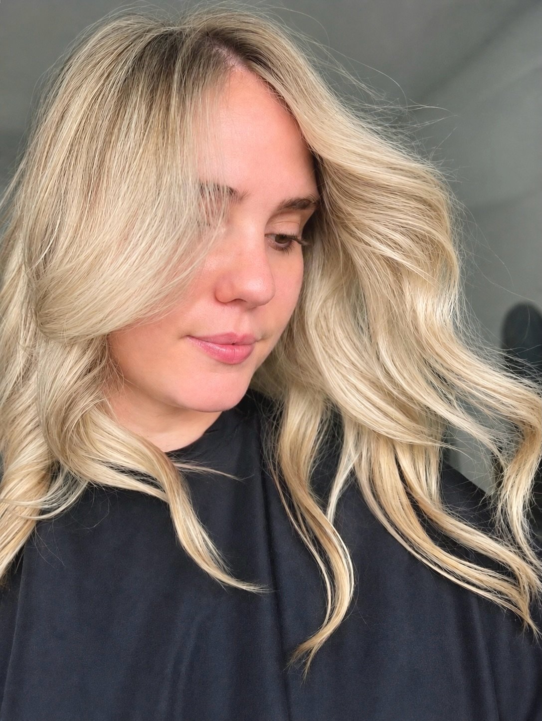 The secret to a lived-in blonde? ☁️
Brightness around the face, softer depth through the root, and a seamless blend through the mids and ends.

Created with the dreamiest soft waves and silky shine by @danica_bhavasalon ✨🤍

#buttercreamblonde #blond