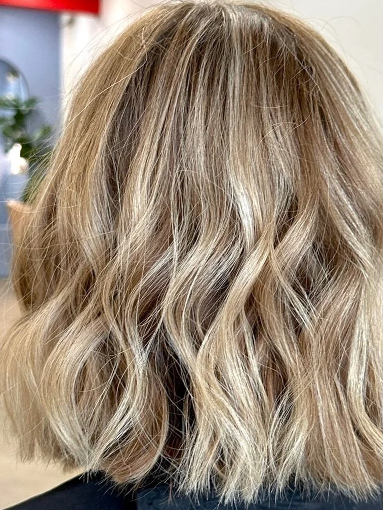 A little reminder that fresh hair can absolutely change the tone of your week. 🫶
Beautifully created by @danica_bhavasalon 

#Bh&atilde;vaSalon #TeneriffeHair #BrisbaneBlonde #CreamyBlonde #freshhairfeeling