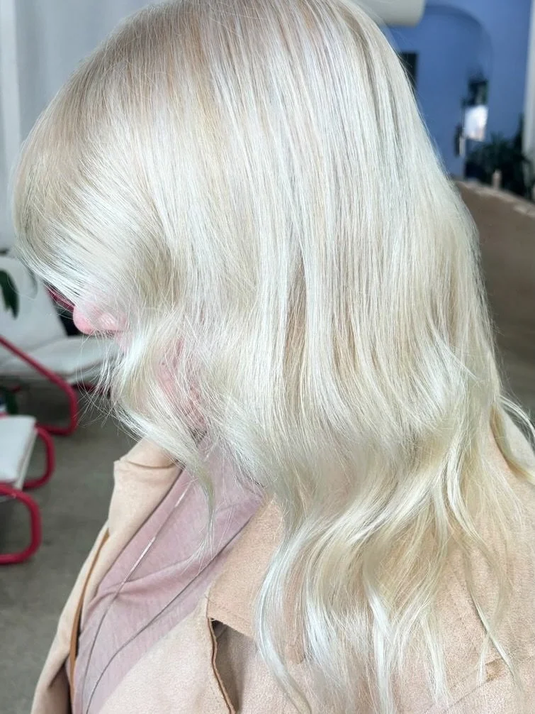 Bringing the blonde back 👩&zwj;🦳 🤍

A creamy refresh created by Elli, our newest emerging stylist. @elli_bhavasalon 🤩

#BhavaSalon #TeneriffeHair #BrisbaneBlonde #BlondeRefresh #EmergingStylist