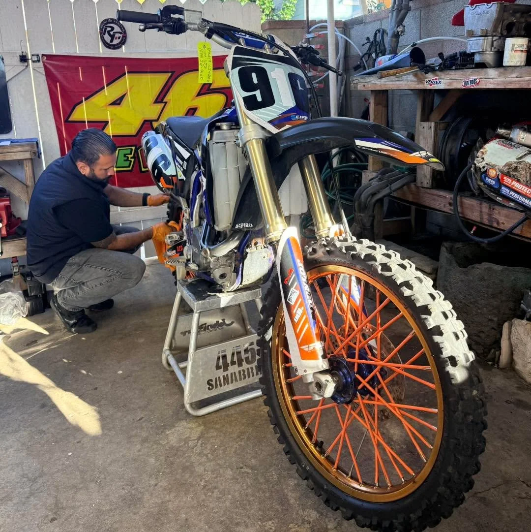 Rain or shine baby! Fork seal replacement and carb rebuild on this 2005 Yamaha YZ450F 

#alfadogmototech #mobilemotorsportstechnician #mobiletech #socalriders #smallbusiness #motorcycleculture #motorsportsrepair