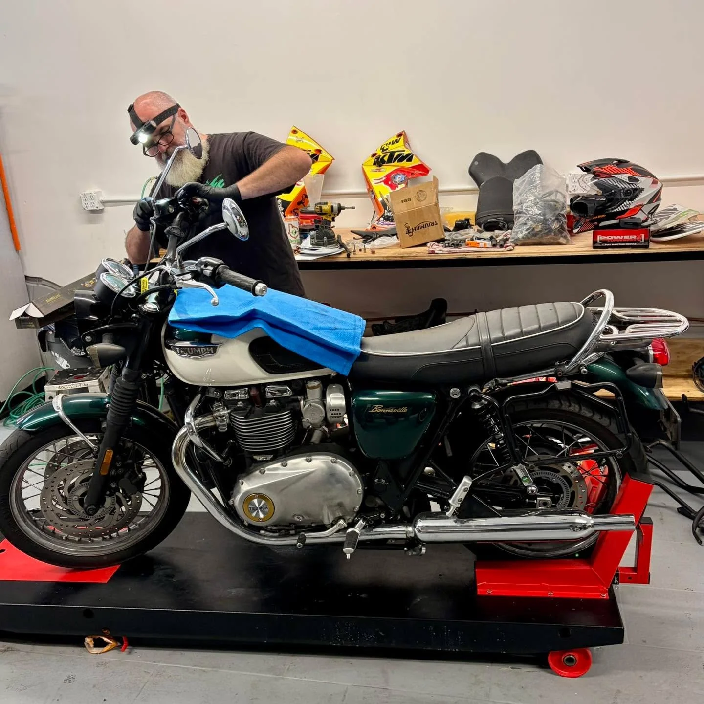 2018 triumph bonneville t120 in for a front tire replacement, throttle sensor replacement and chain service.

#alfadogmototech #socalriders #triumphbonneville #motorcycleshoplife #smallbusinesslove #motorcyclerepairshop