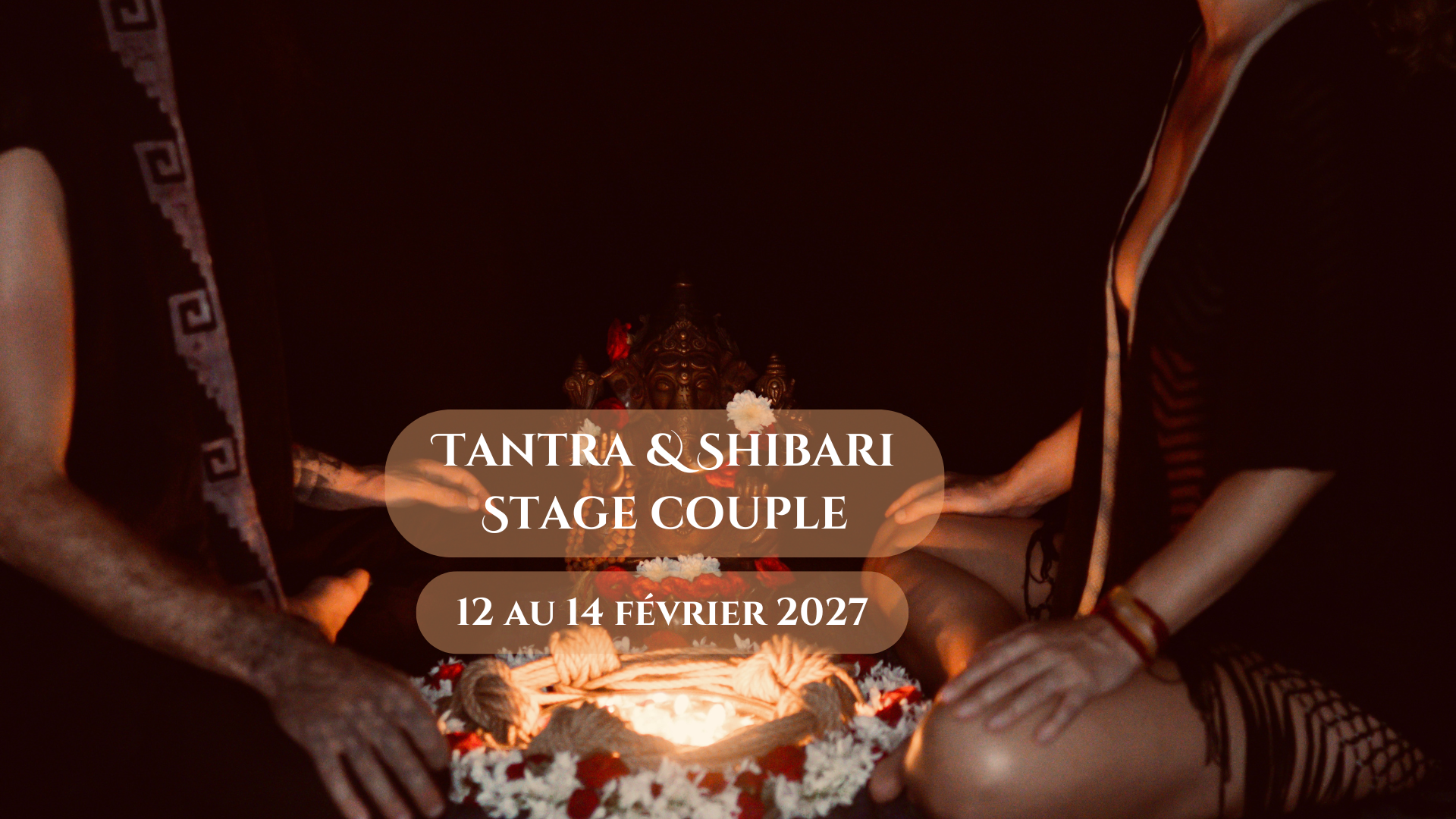 Deux personnes assises autour d'une divinité dans une scène de rituel, avec texte indiquant "Tantra & Shibari Stage Couple, 12 au 14 février 2027"