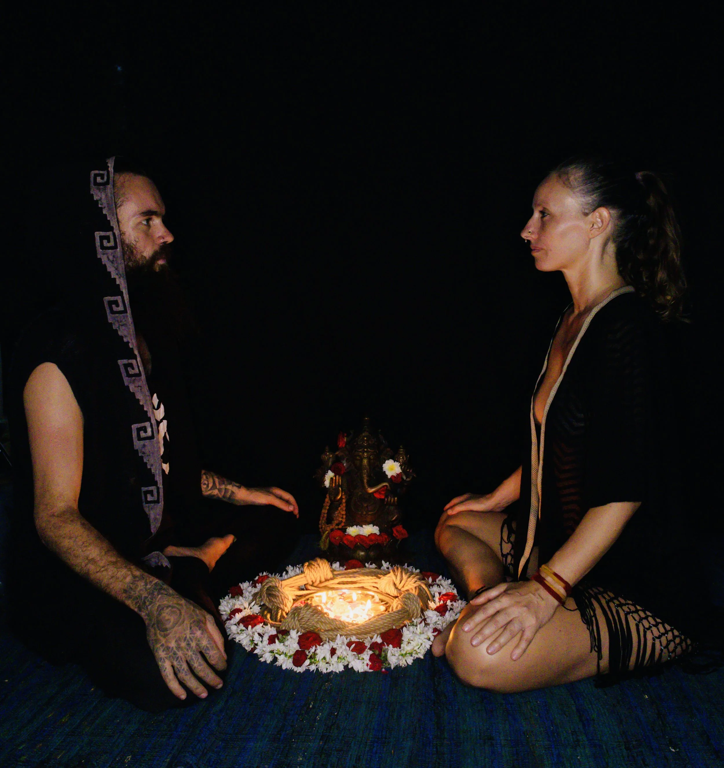 Stage pour couple de Tantra & Shibari. Un workshop de Shibari en conscience pour explorer les cordes en tout sécurité.