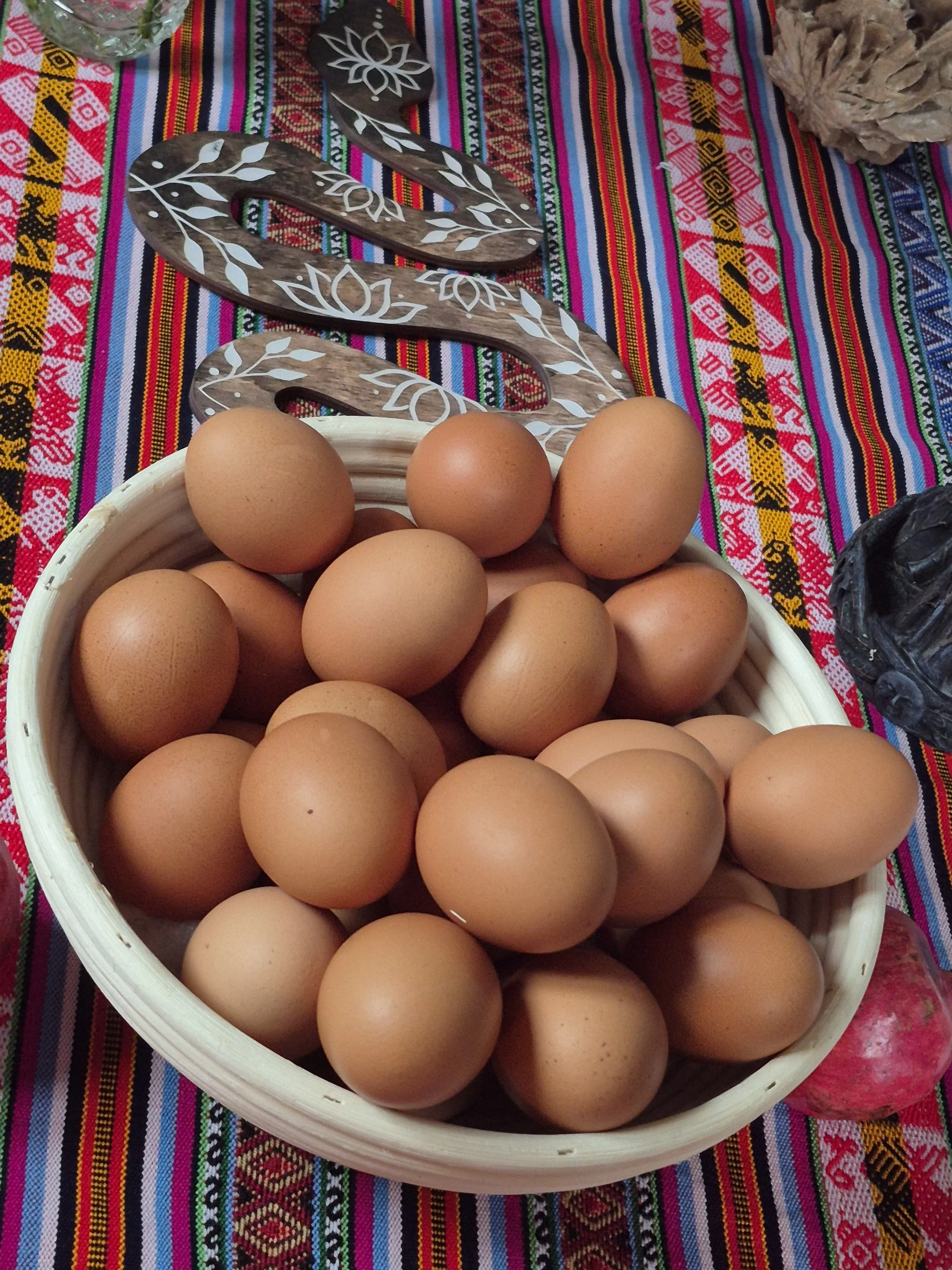Ein runder Tambour mit einem roten und weißen Filzball-Schlägel auf Holzscheiten gestapelt.