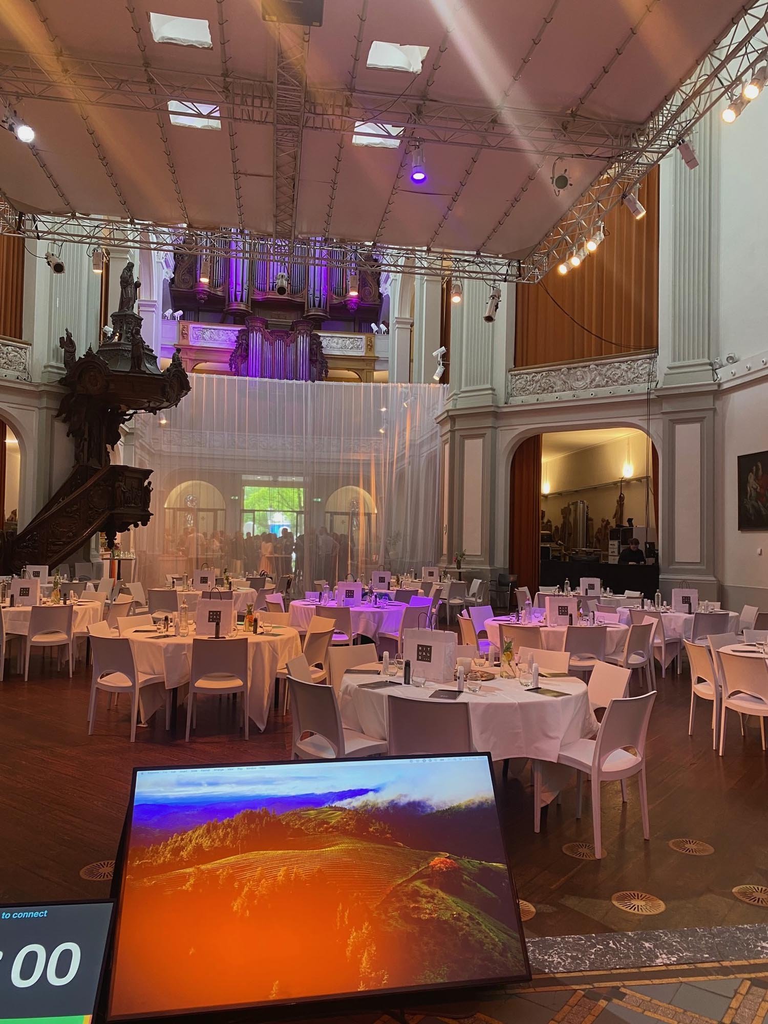 Duif, ronde tafels .jpg