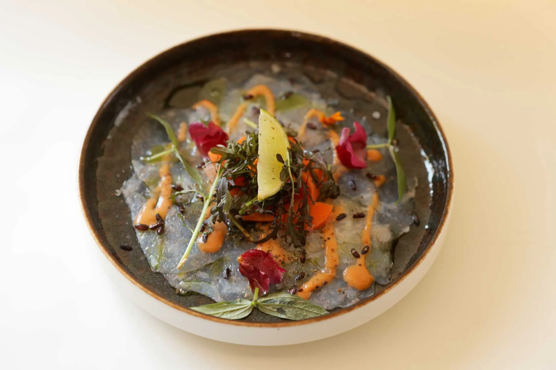 2025-05 garnalen carpaccio escabeche sit down kerst voorgerecht.jpg