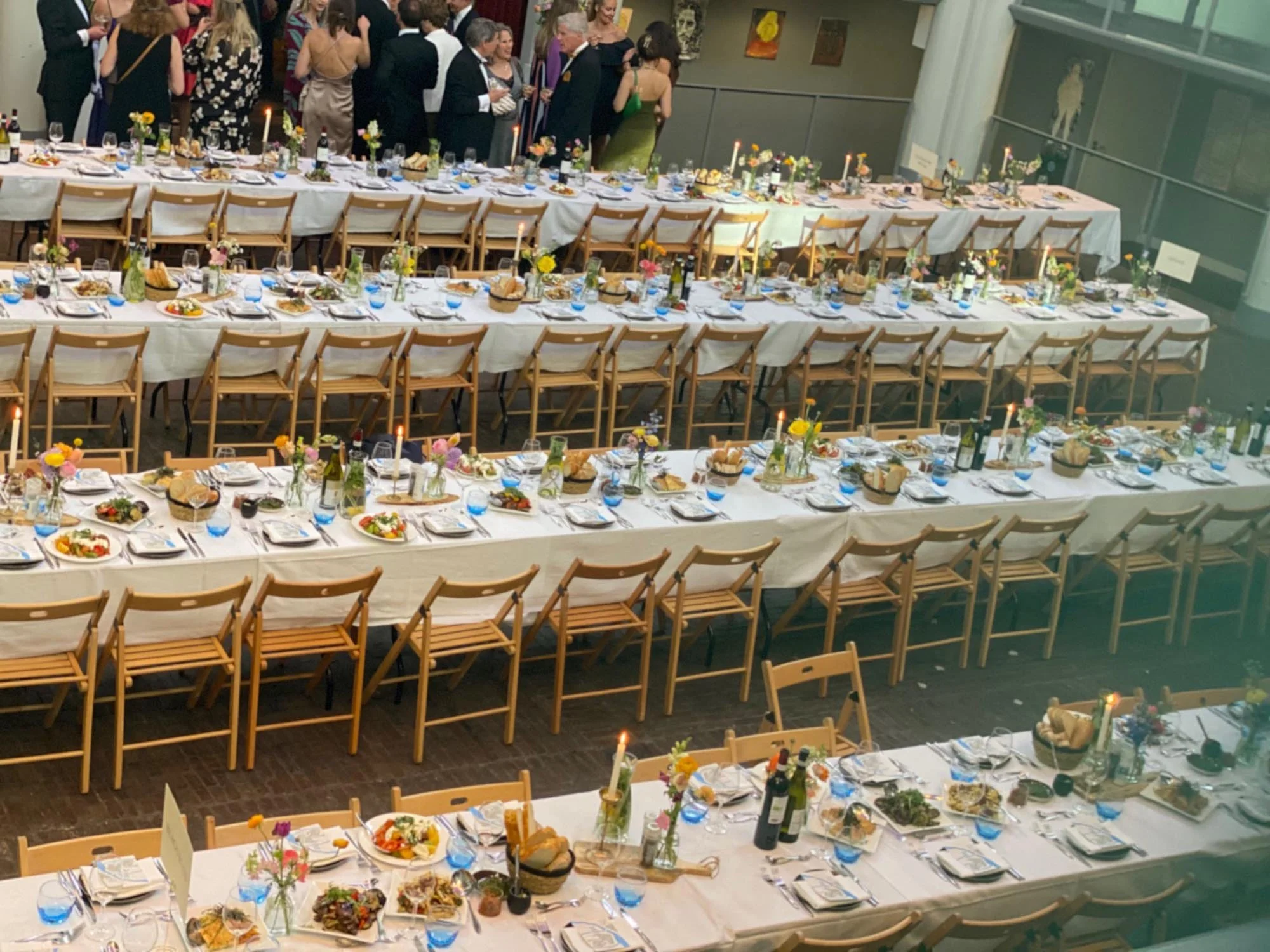 AMSTELKERK SCHALEN OP TAFEL.jpg