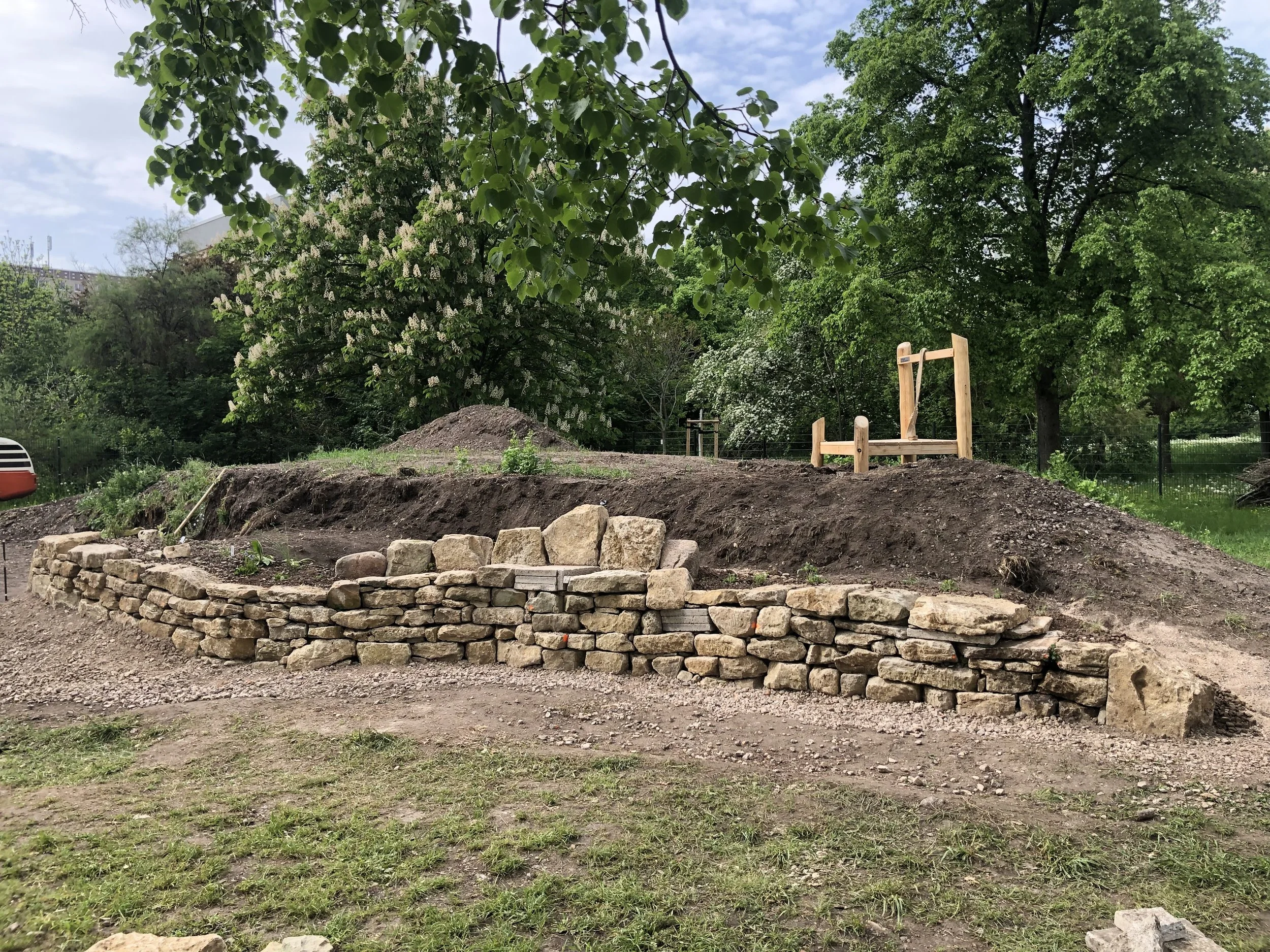 Mitarbeit Trockenmauerbau Begegnungszentrum "Bärenstark" Erfurt/ Thüringen
