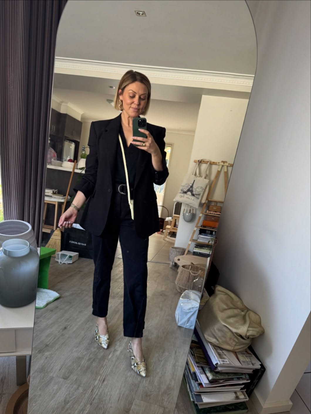 All black with a pop on snakeskin 🐍 

#personalstylistmelbourne #personalstylistchristchurch