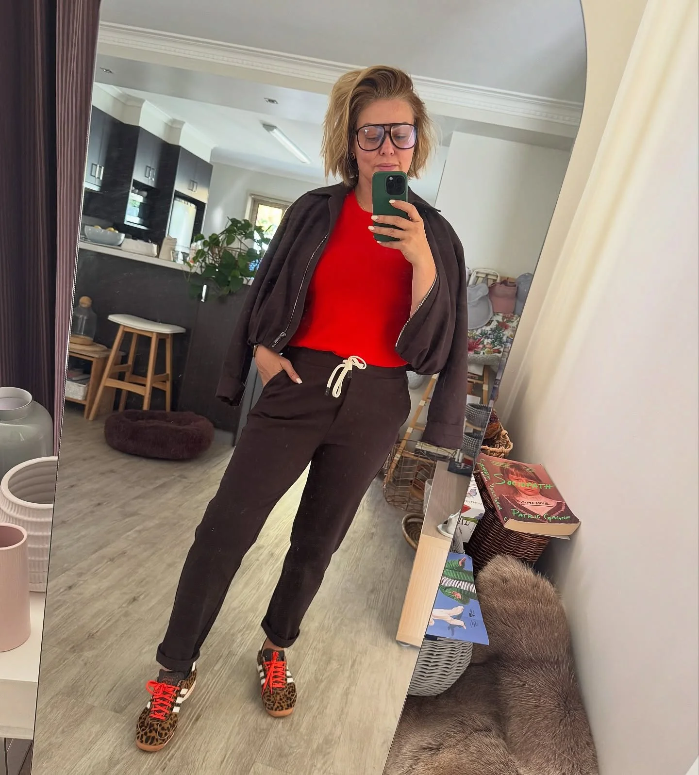 My new favorite colour combo 🫶🏼

Weekend vibes in chocolate and orange 🤎🧡

Oh I&rsquo;m a Jaffa 😆

Track Pants @cablemelbourne 
Singlet @trenery 
Bomber @witcheryfashion
Sneakers @adidas