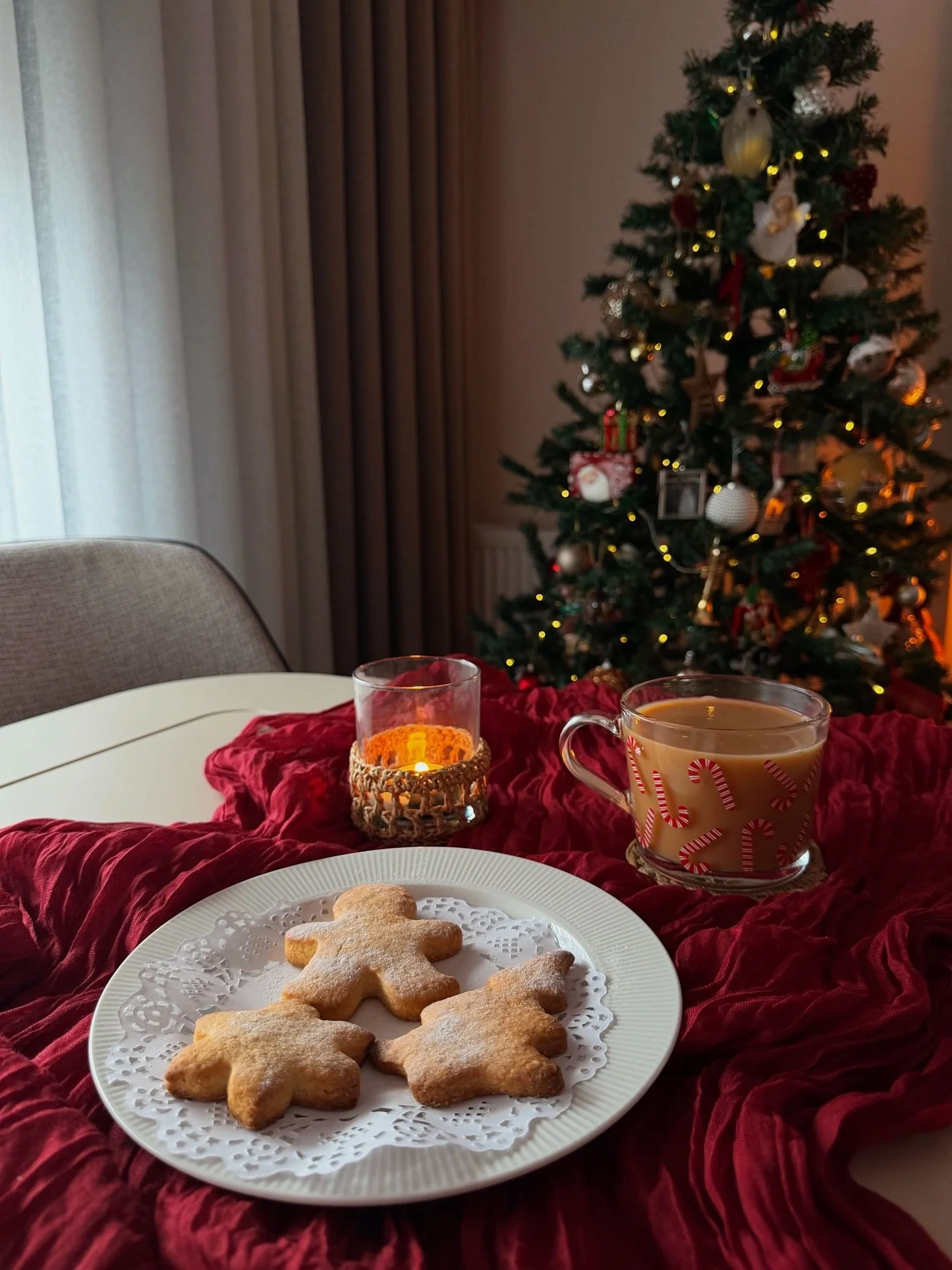 Just a little Christmas moment 🎄❤️

#christmas #yılbaşı #cozy #cozyhome #christmascookies #yılbaşıağacı #evdekorasyonu #home