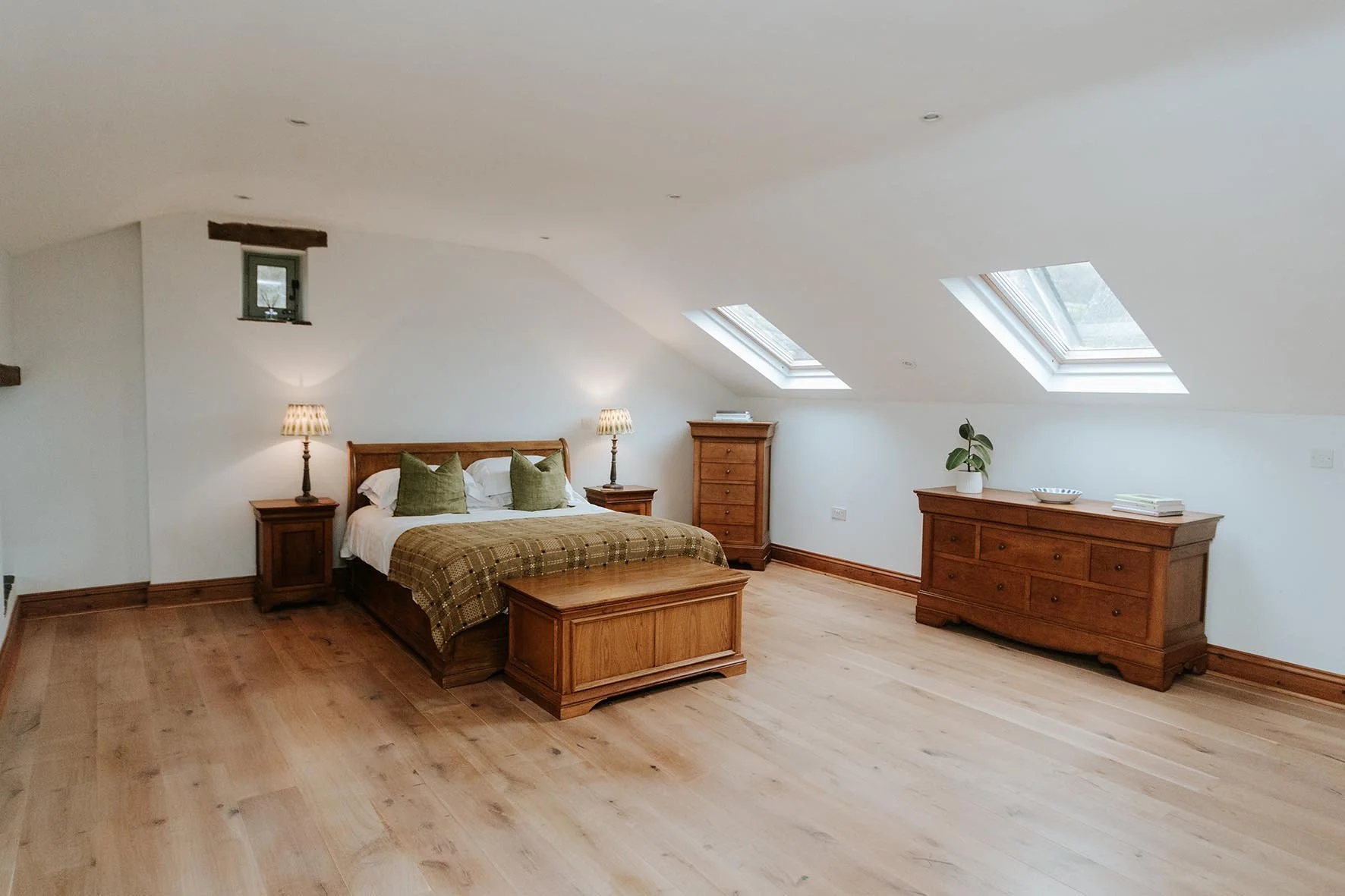 34-sugar-loaf-retreats-old-cider-mill-bedroom.jpg