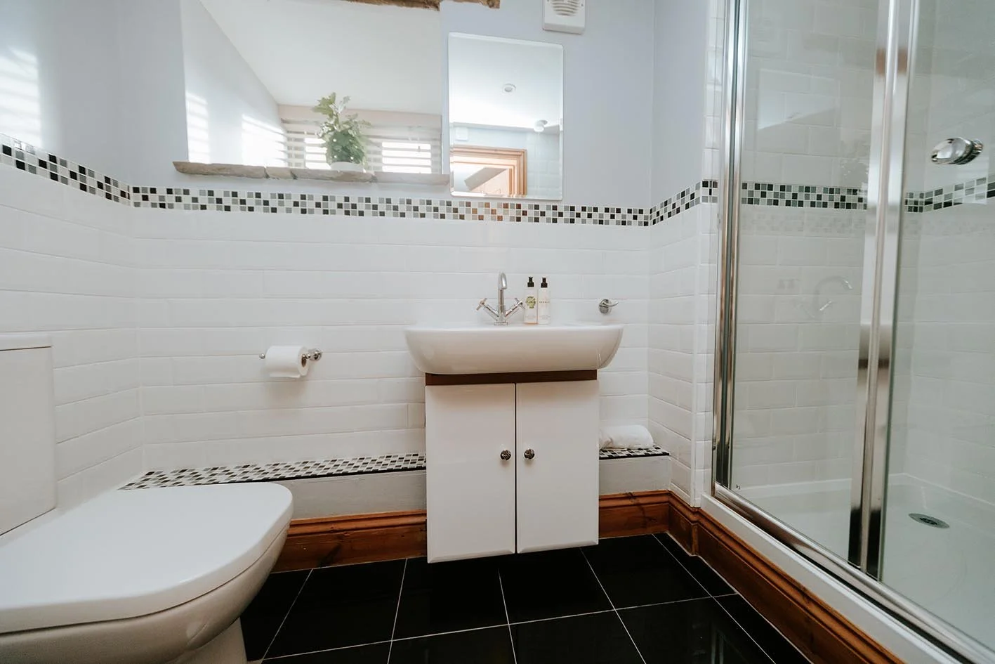 121--sugar-loaf-retreats-old-cider-mill-bedroom-en-suite-bathroom.jpg