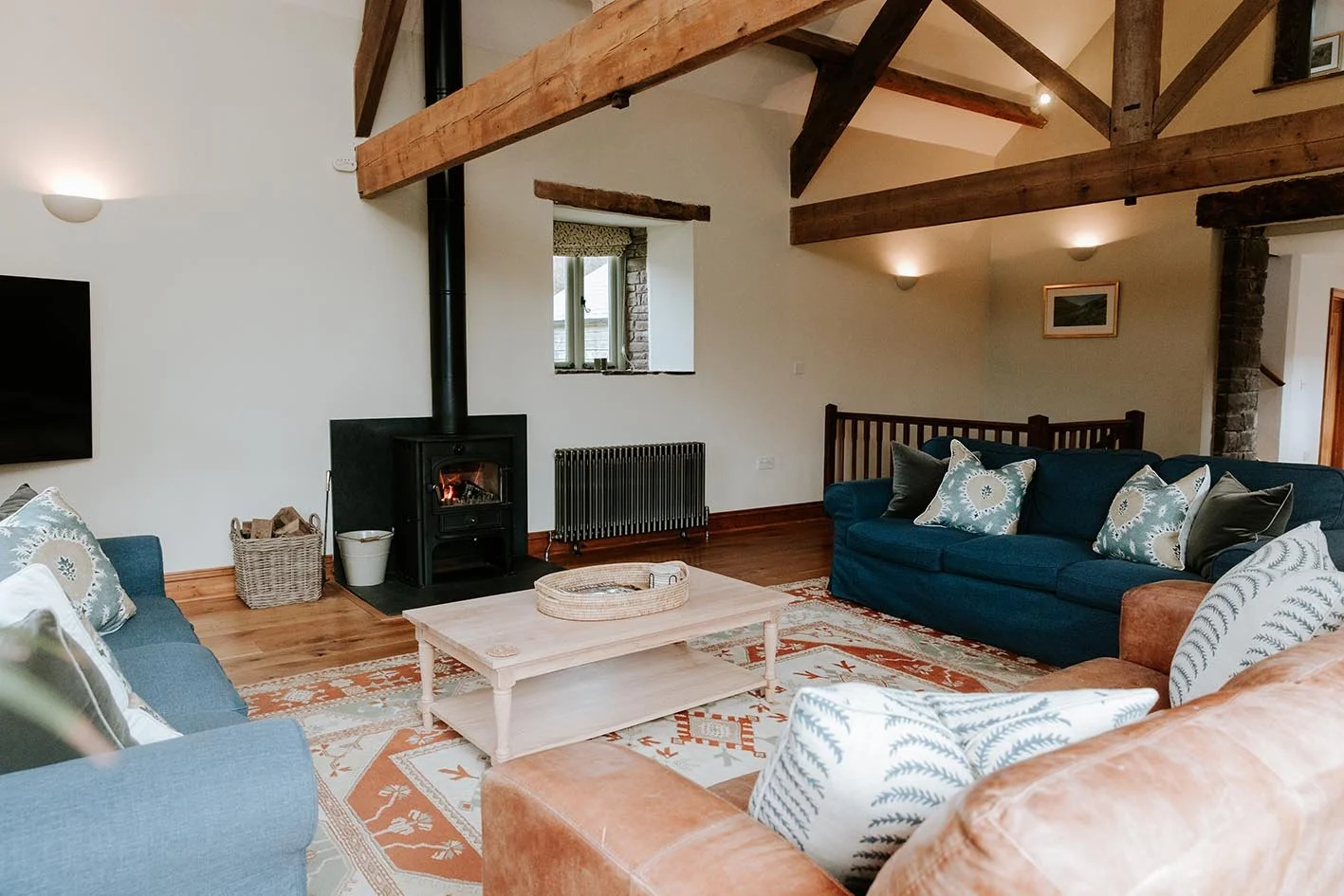 20-sugar-loaf-retreats-old-cider-mill-living-room-lounge.jpg