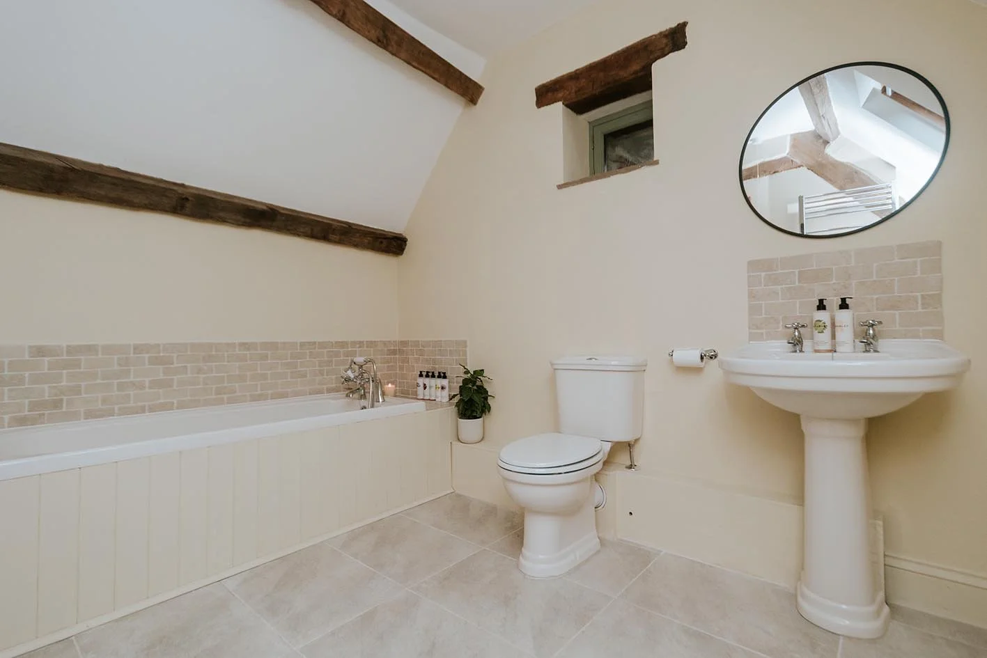 105-sugar-loaf-retreats-old-cider-mill-bathroom-eaves.jpg