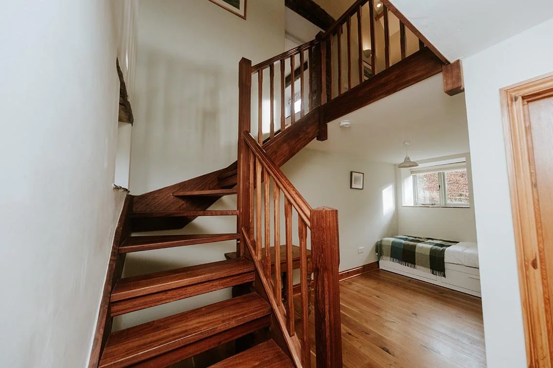144-sugar-loaf-retreats-old-cider-mill-staircase.jpg