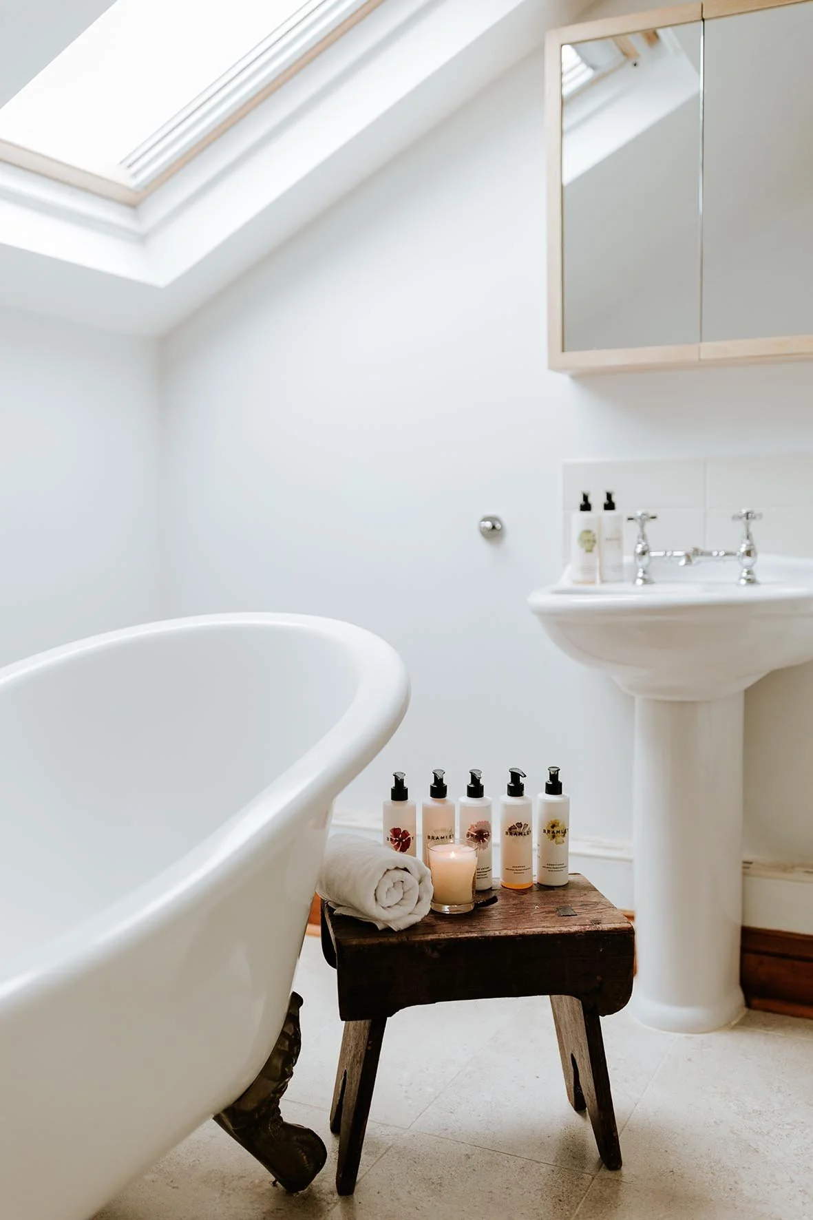 44-sugar-loaf-retreats-old-cider-mill-bedroom-en-euite-slipper-bath-bathroom.jpg