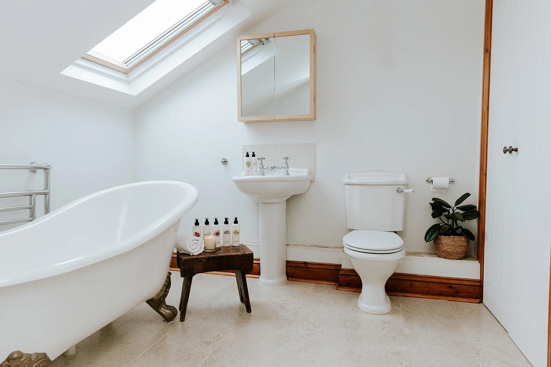 43-sugar-loaf-retreats-old-cider-mill-bedroom-en-suite-slipper-bath.jpg