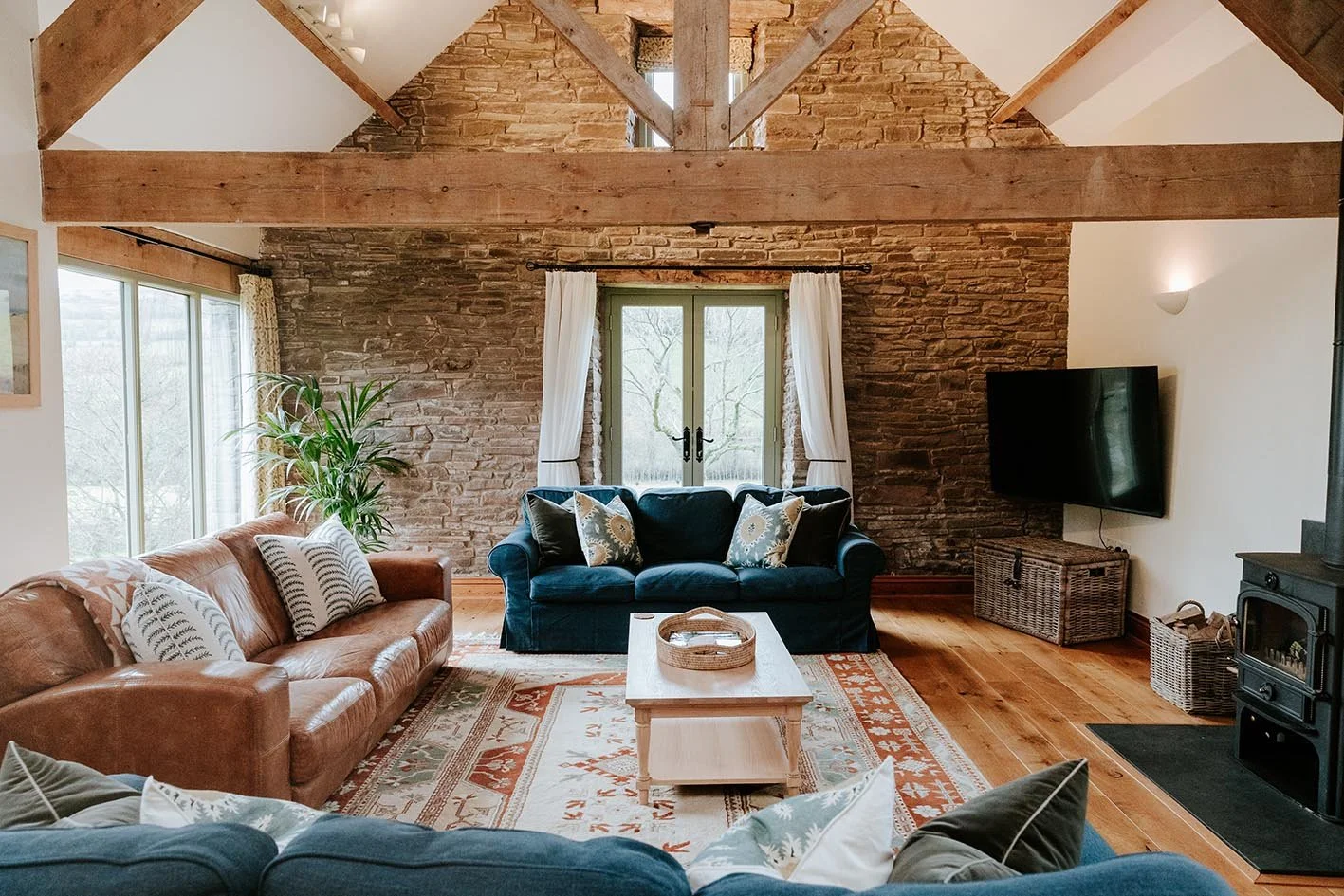 25-sugar-loaf-retreats-old-cider-mill-living-room-lounge.jpg