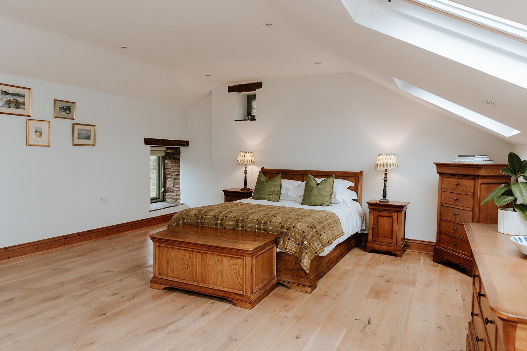 39-sugar-loaf-retreats-old-cider-mill-bedroom.jpg
