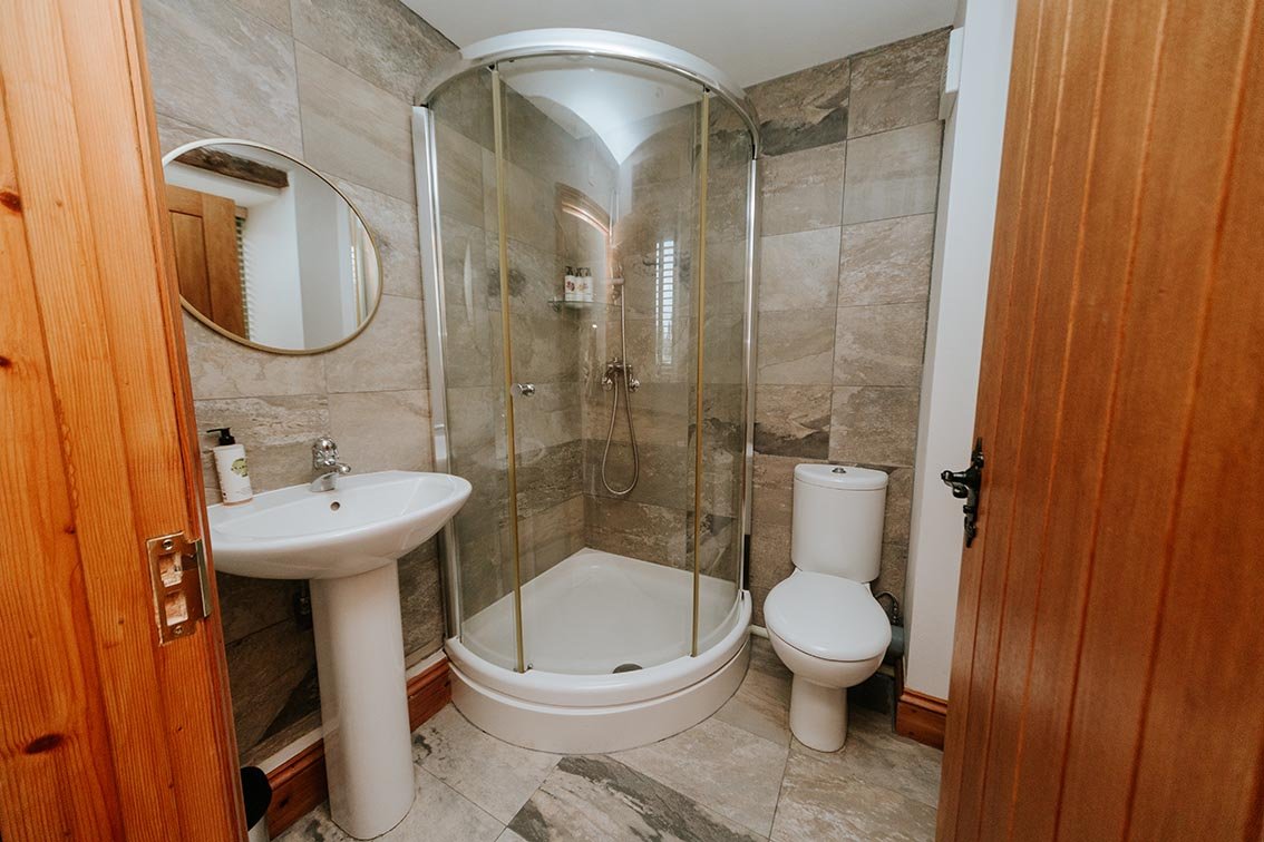 137-sugar-loaf-retreats-old-cider-mill-bedroom-en-suite-bathroom.jpg