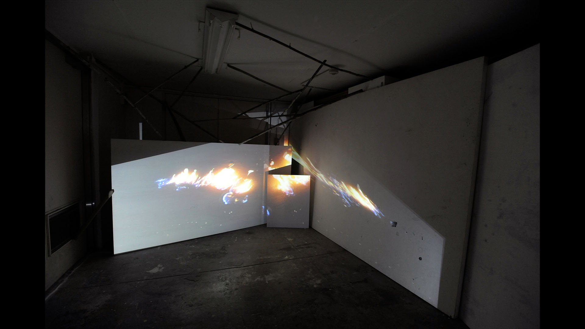 Anna Gabriele
ガソリン・ダンス GASOLIN DANCE
2017
___
installation
video of fire painting performance, white wood panels, bamboo driftwood, 2 projectors, sound