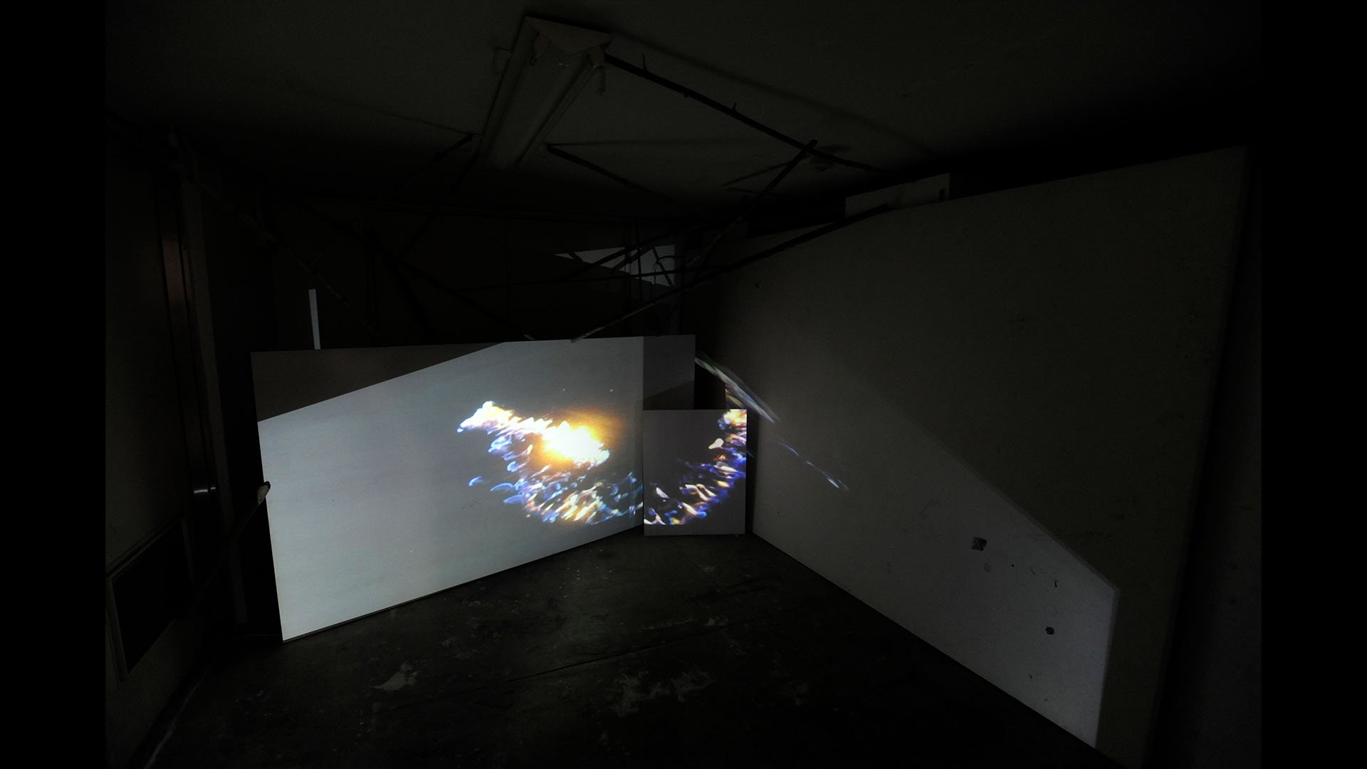 Anna Gabriele
ガソリン・ダンス GASOLIN DANCE
2017
___
installation
video of fire painting performance, white wood panels, bamboo driftwood, 2 projectors, sound