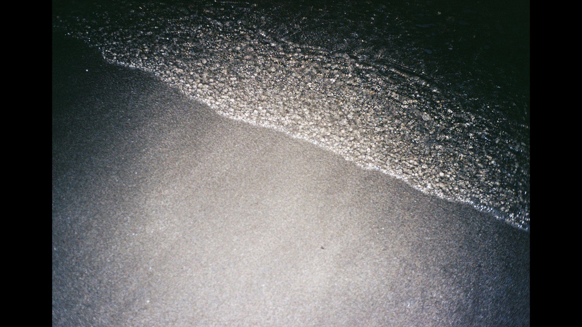 Anna Gabriele
化るなき声 the shore is my space i am changing
2017
___
performance, analog photography (35mm)
series of pictures