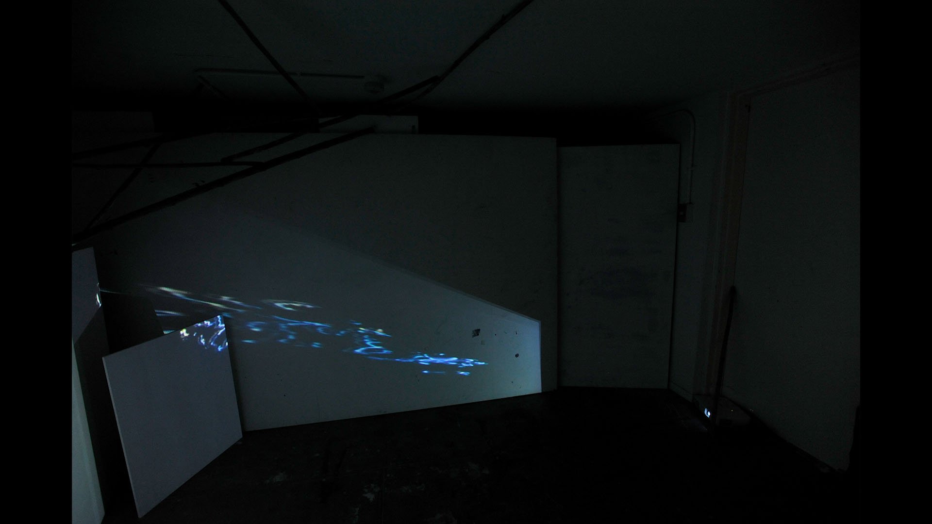 Anna Gabriele
ガソリン・ダンス GASOLIN DANCE
2017
___
installation
video of fire painting performance, white wood panels, bamboo driftwood, 2 projectors, sound