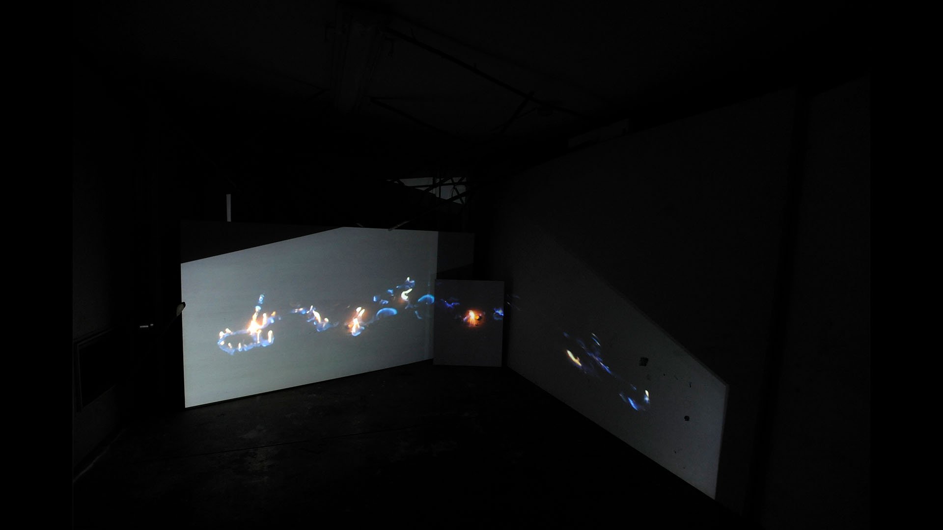 Anna Gabriele
ガソリン・ダンス GASOLIN DANCE
2017
___
installation
video of fire painting performance, white wood panels, bamboo driftwood, 2 projectors, sound