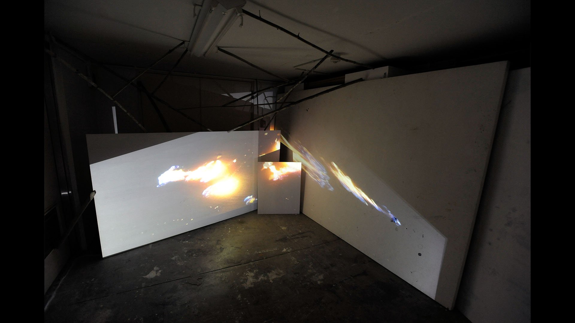 Anna Gabriele
ガソリン・ダンス GASOLIN DANCE
2017
___
installation
video of fire painting performance, white wood panels, bamboo driftwood, 2 projectors, sound