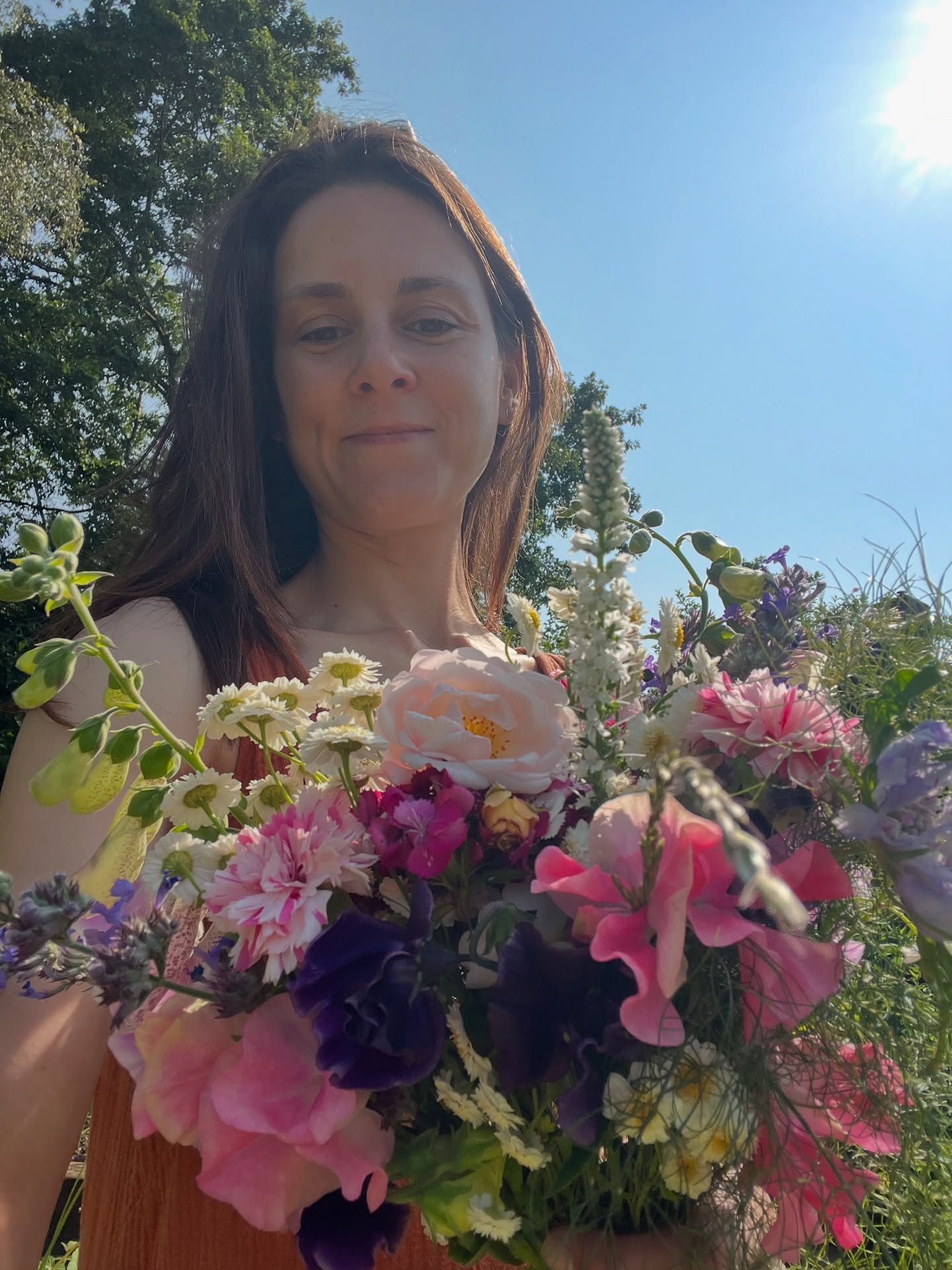 I thought #britishflowersweek would be a good opportunity to come and show my face again and say hi to you all! 
Everything in this bouquet is grown in my garden, and when I buy in flowers I&rsquo;m very careful to select local growers who I trust to