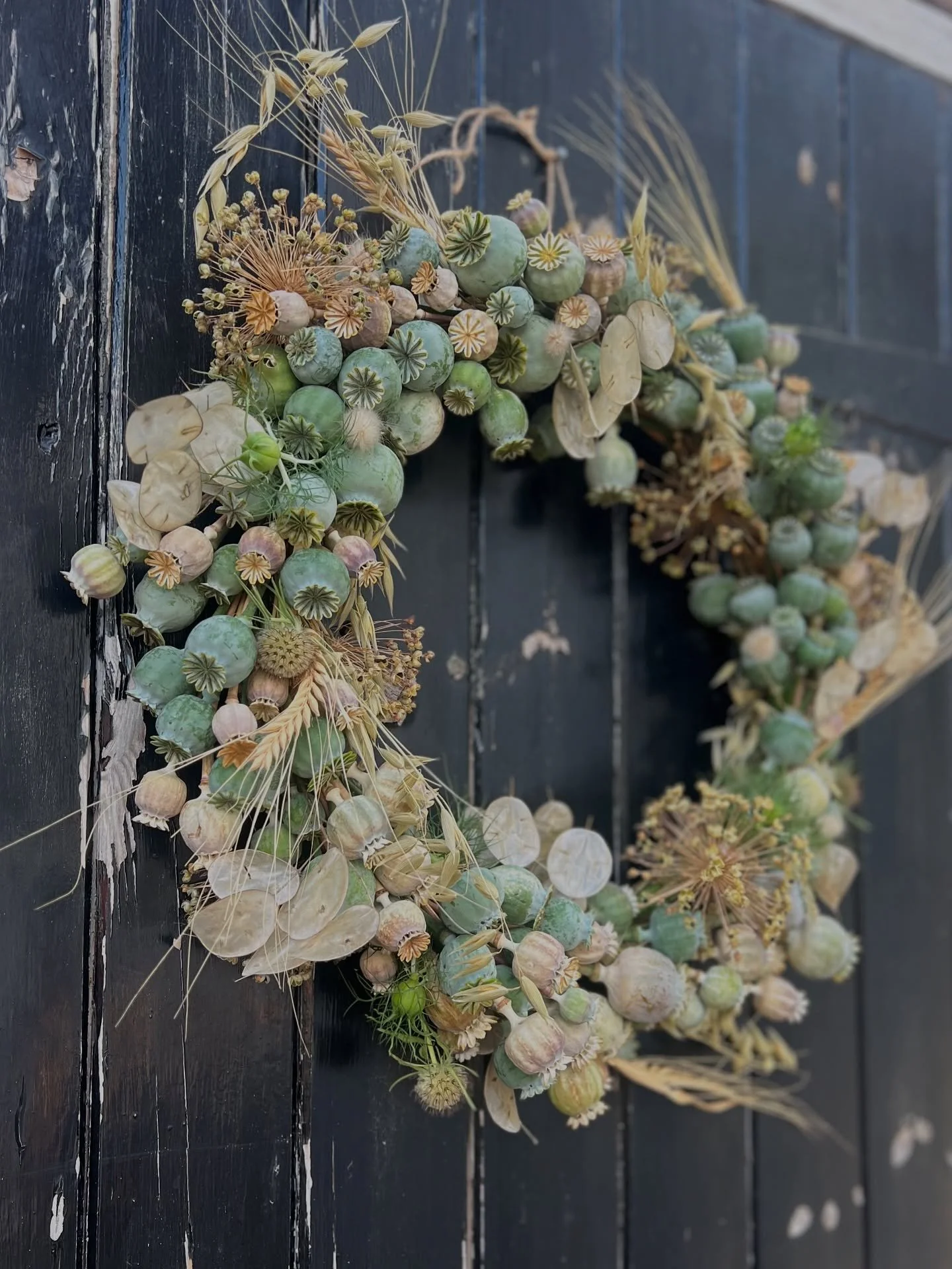 Not the conventional way to celebrate this time of year, but I felt inspired by all the beautiful seed heads around my garden and wanted to create something with them, honesty and poppy seed heads are two of my favourite things, some things are alrea